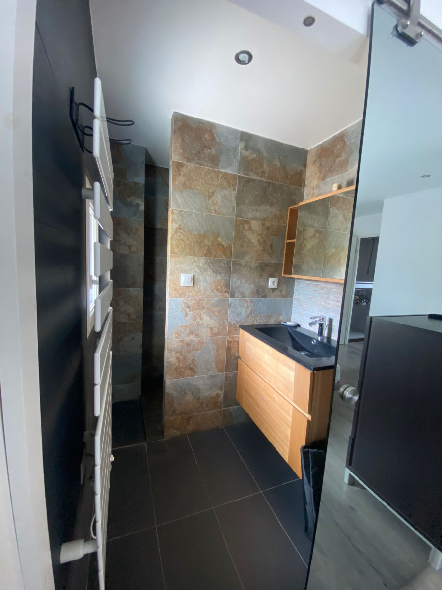 
                                                Location
                                                 FOR RENT - MAISON A LOUER (loyer tout inclus)