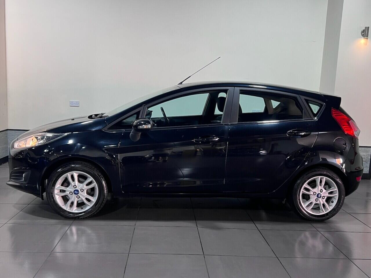 
                                                Voiture
                                                 Ford Fiesta 1.0 Zetec Hatchback 5dr Petrol Manual Euro 5 (s/s) (80 ps)