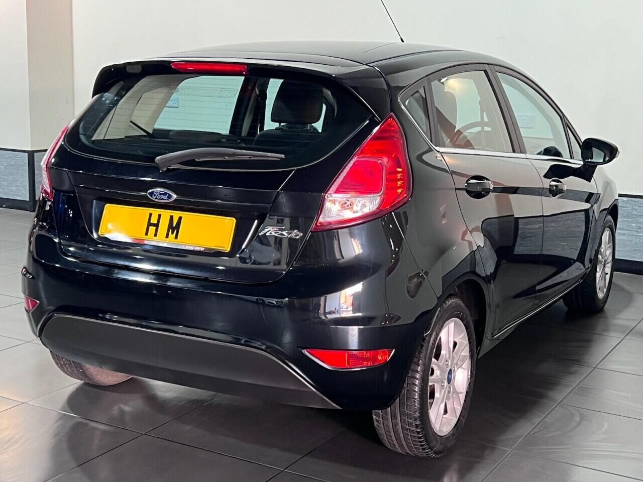
                                                Voiture
                                                 Ford Fiesta 1.0 Zetec Hatchback 5dr Petrol Manual Euro 5 (s/s) (80 ps)