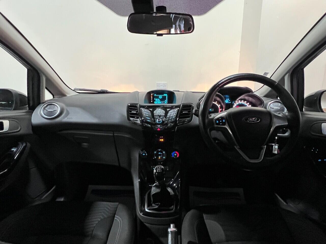 
                                                Voiture
                                                 Ford Fiesta 1.0 Zetec Hatchback 5dr Petrol Manual Euro 5 (s/s) (80 ps)