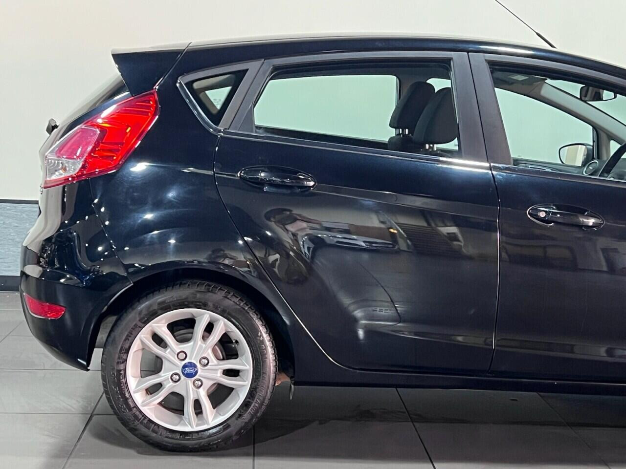
                                                Voiture
                                                 Ford Fiesta 1.0 Zetec Hatchback 5dr Petrol Manual Euro 5 (s/s) (80 ps)