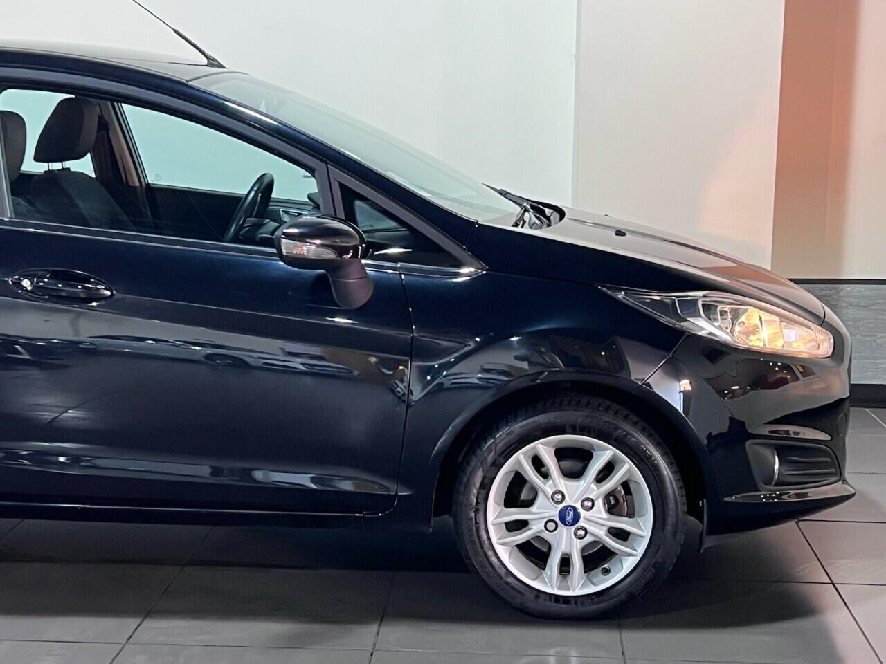 
                                                Voiture
                                                 Ford Fiesta 1.0 Zetec Hatchback 5dr Petrol Manual Euro 5 (s/s) (80 ps)