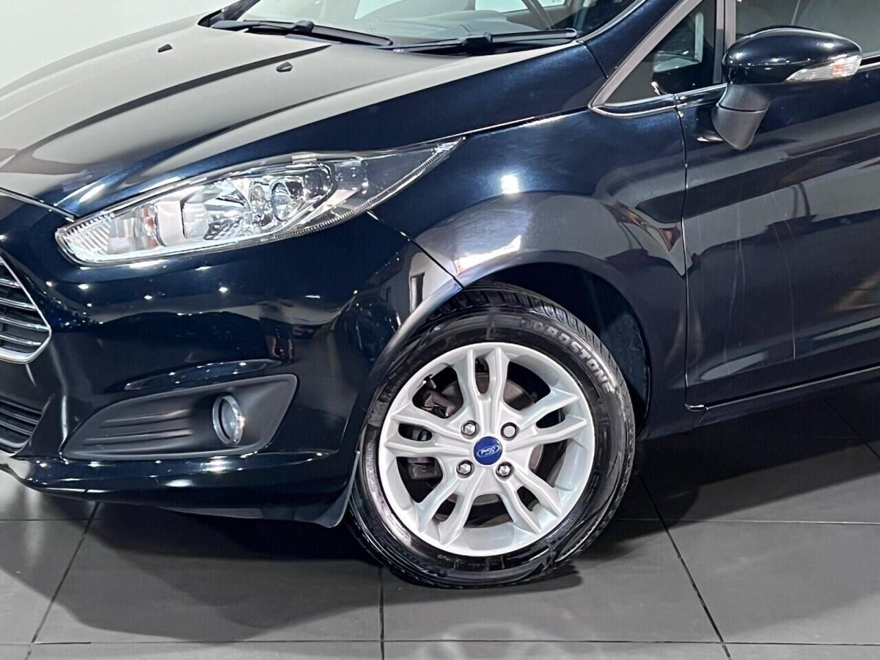 
                                                Voiture
                                                 Ford Fiesta 1.0 Zetec Hatchback 5dr Petrol Manual Euro 5 (s/s) (80 ps)