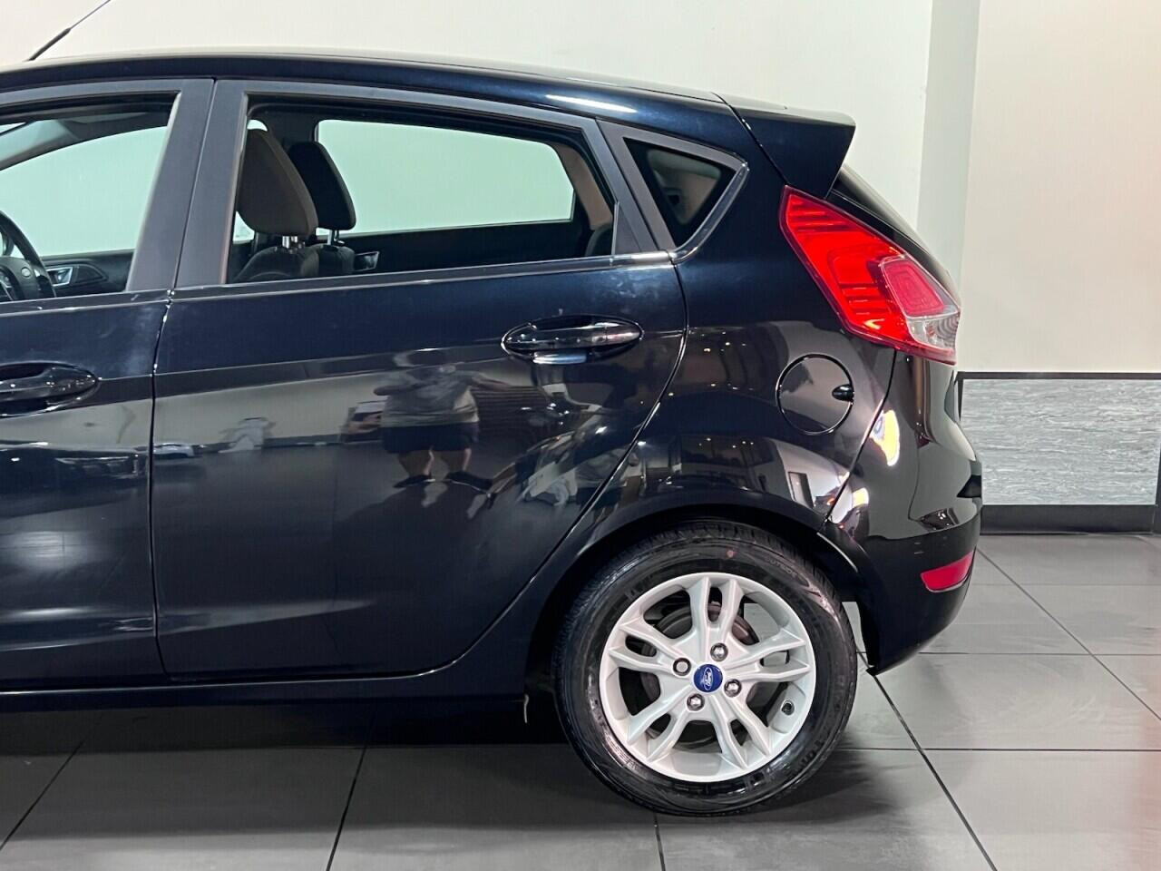 
                                                Voiture
                                                 Ford Fiesta 1.0 Zetec Hatchback 5dr Petrol Manual Euro 5 (s/s) (80 ps)