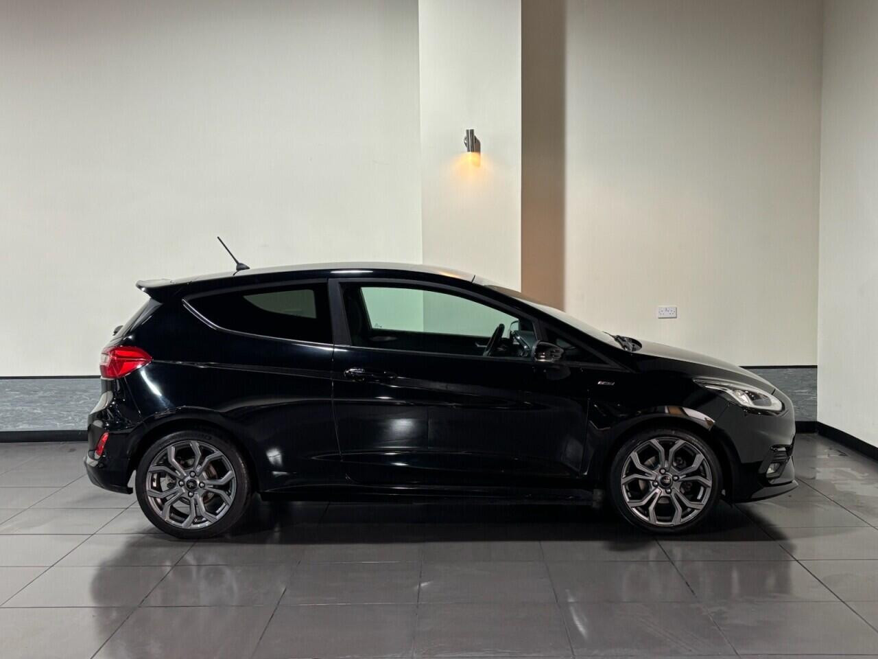 
                                                Voiture
                                                 Ford Fiesta 1.0T EcoBoost ST-Line Hatchback 3dr Petrol Manual Euro 6 (s/s) (140 ps)