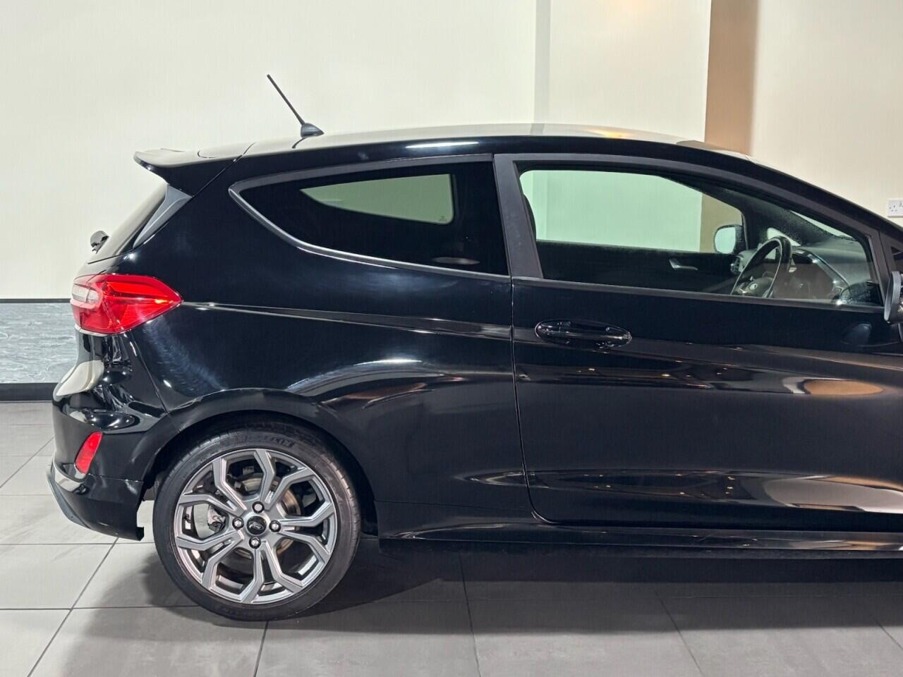 
                                                Voiture
                                                 Ford Fiesta 1.0T EcoBoost ST-Line Hatchback 3dr Petrol Manual Euro 6 (s/s) (140 ps)