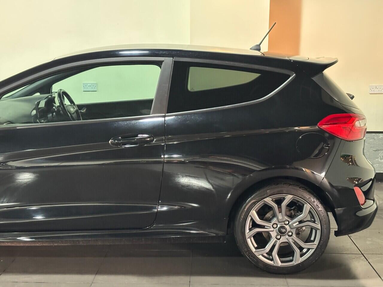 
                                                Voiture
                                                 Ford Fiesta 1.0T EcoBoost ST-Line Hatchback 3dr Petrol Manual Euro 6 (s/s) (140 ps)
