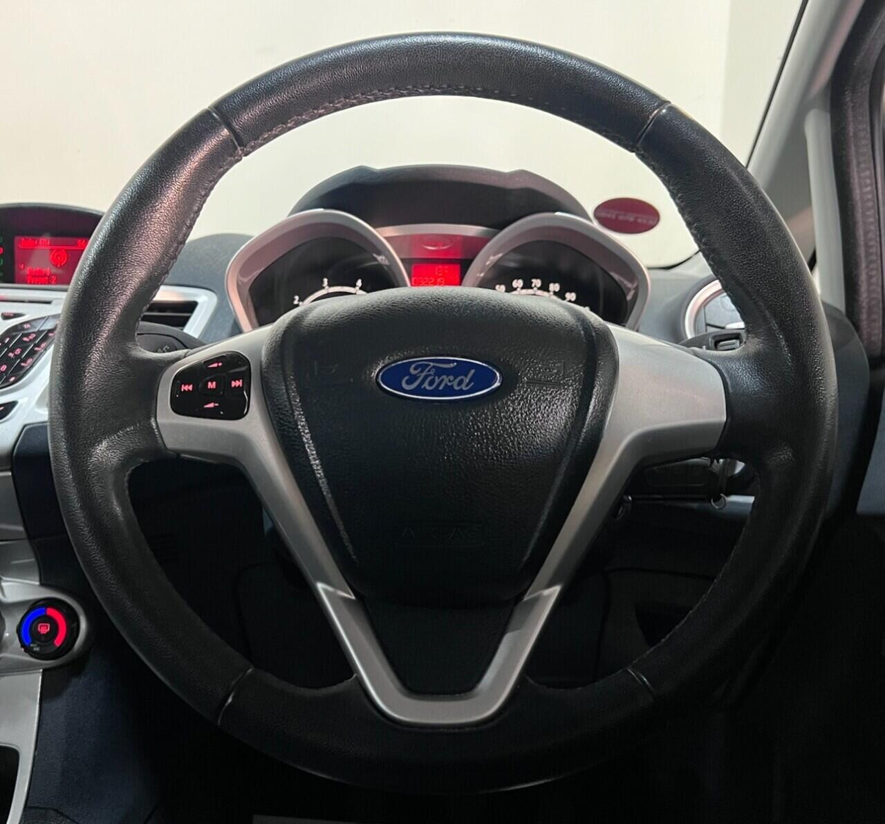 Voiture
                                                 Ford Fiesta 1.25 Zetec Hatchback 3dr Petrol Manual (129 g/km, 81 bhp)