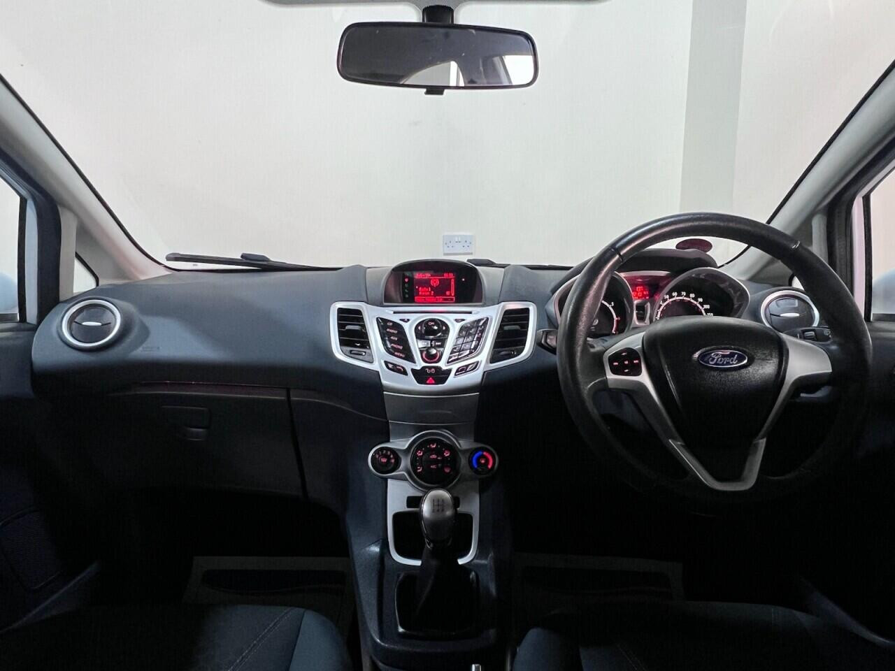 Voiture
                                                 Ford Fiesta 1.25 Zetec Hatchback 3dr Petrol Manual (129 g/km, 81 bhp)