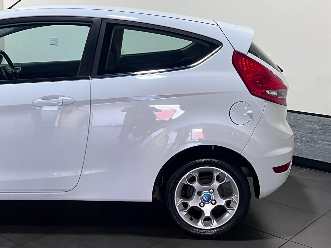 Voiture
                                                 Ford Fiesta 1.25 Zetec Hatchback 3dr Petrol Manual (129 g/km, 81 bhp)