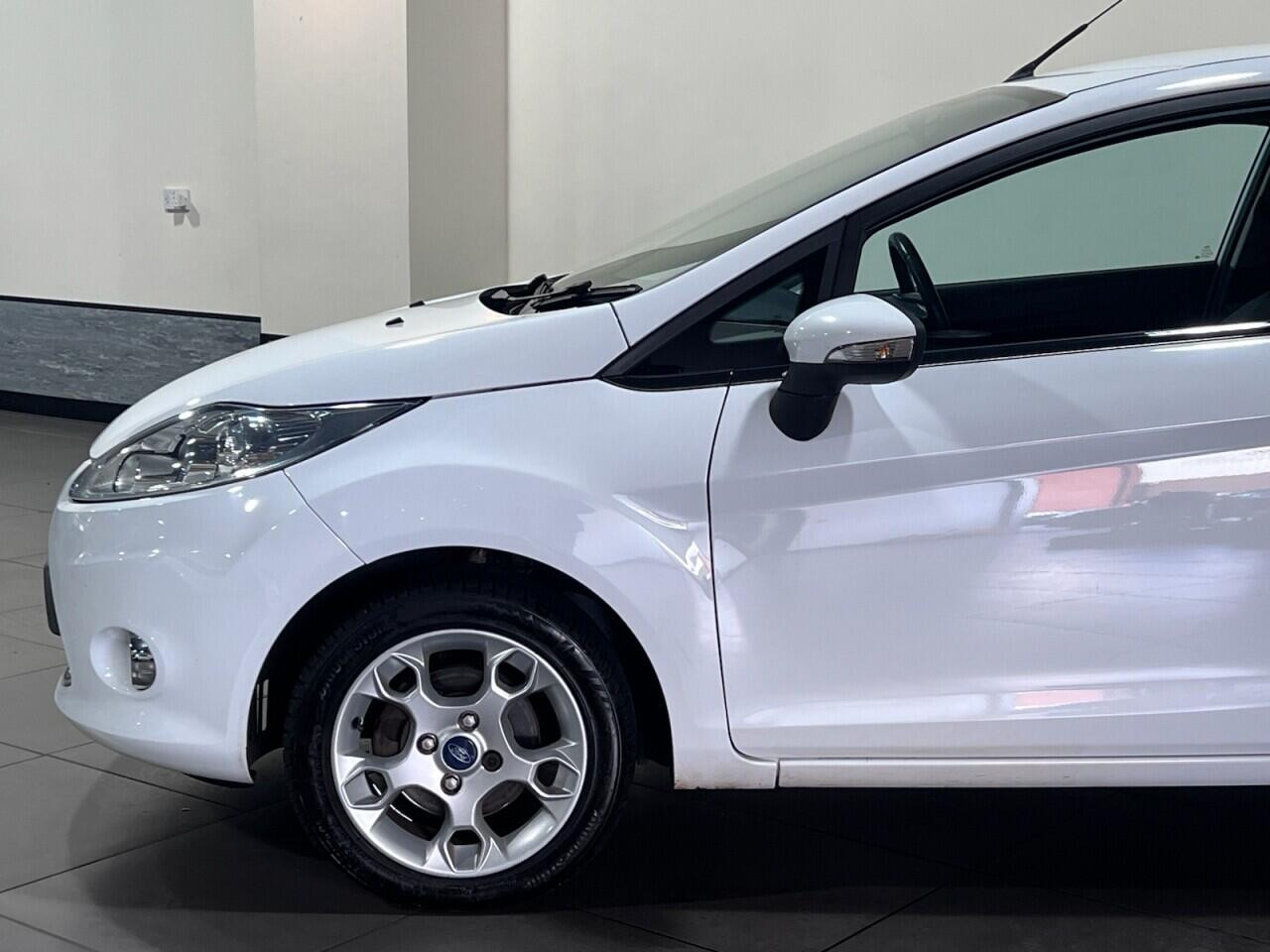 Voiture
                                                 Ford Fiesta 1.25 Zetec Hatchback 3dr Petrol Manual (129 g/km, 81 bhp)