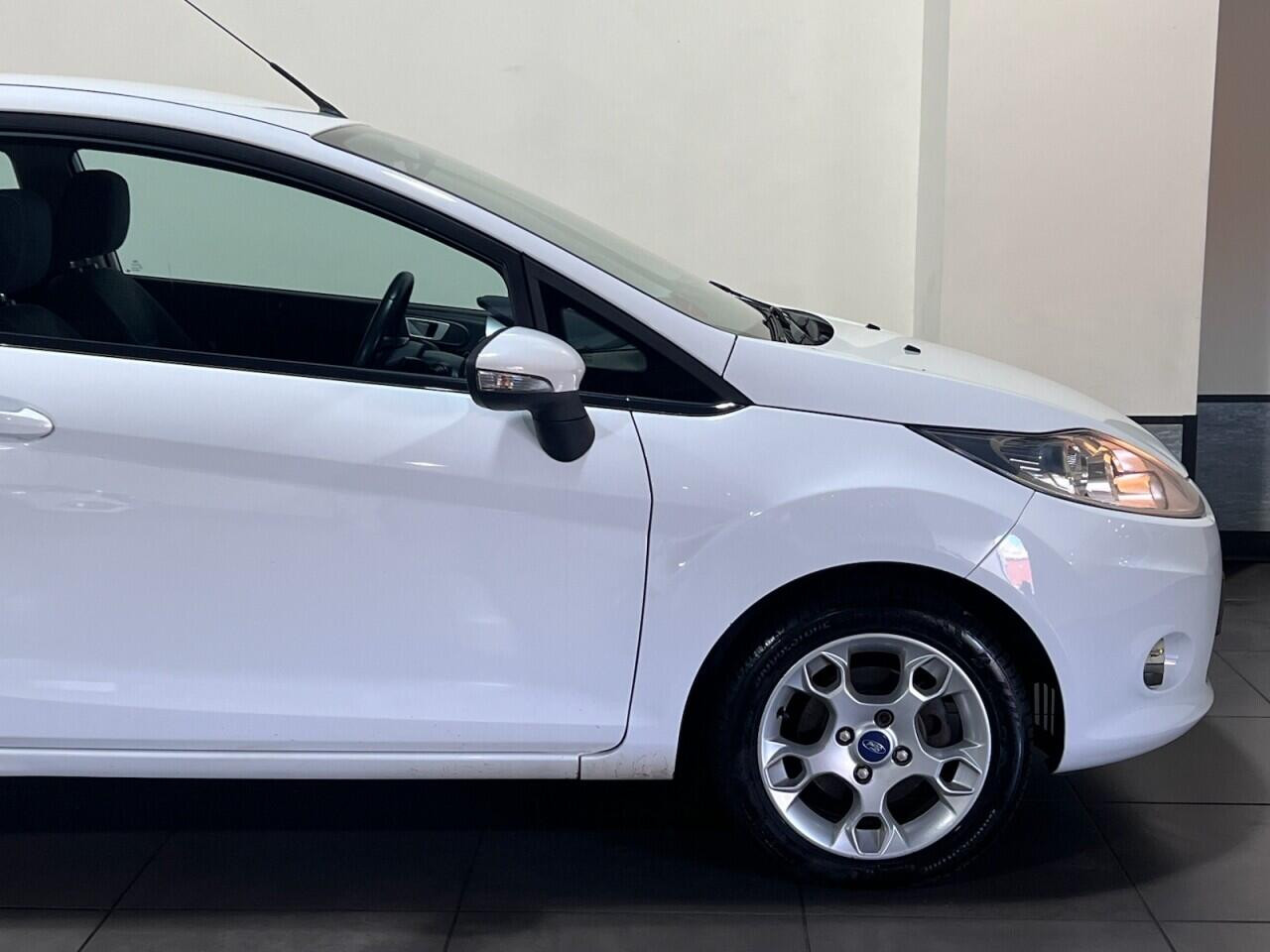 Voiture
                                                 Ford Fiesta 1.25 Zetec Hatchback 3dr Petrol Manual (129 g/km, 81 bhp)