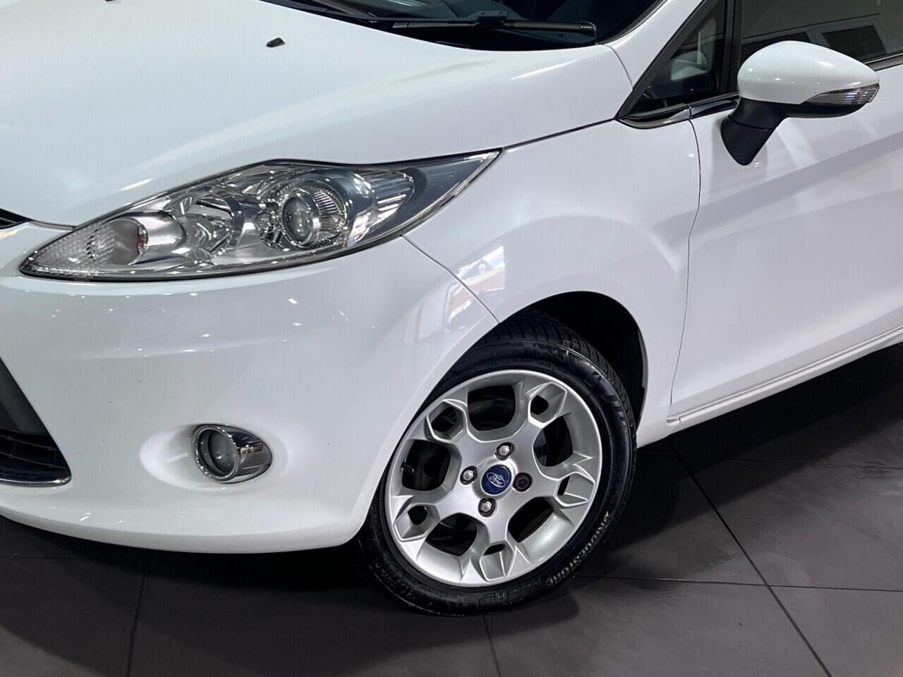 Voiture
                                                 Ford Fiesta 1.25 Zetec Hatchback 3dr Petrol Manual (129 g/km, 81 bhp)