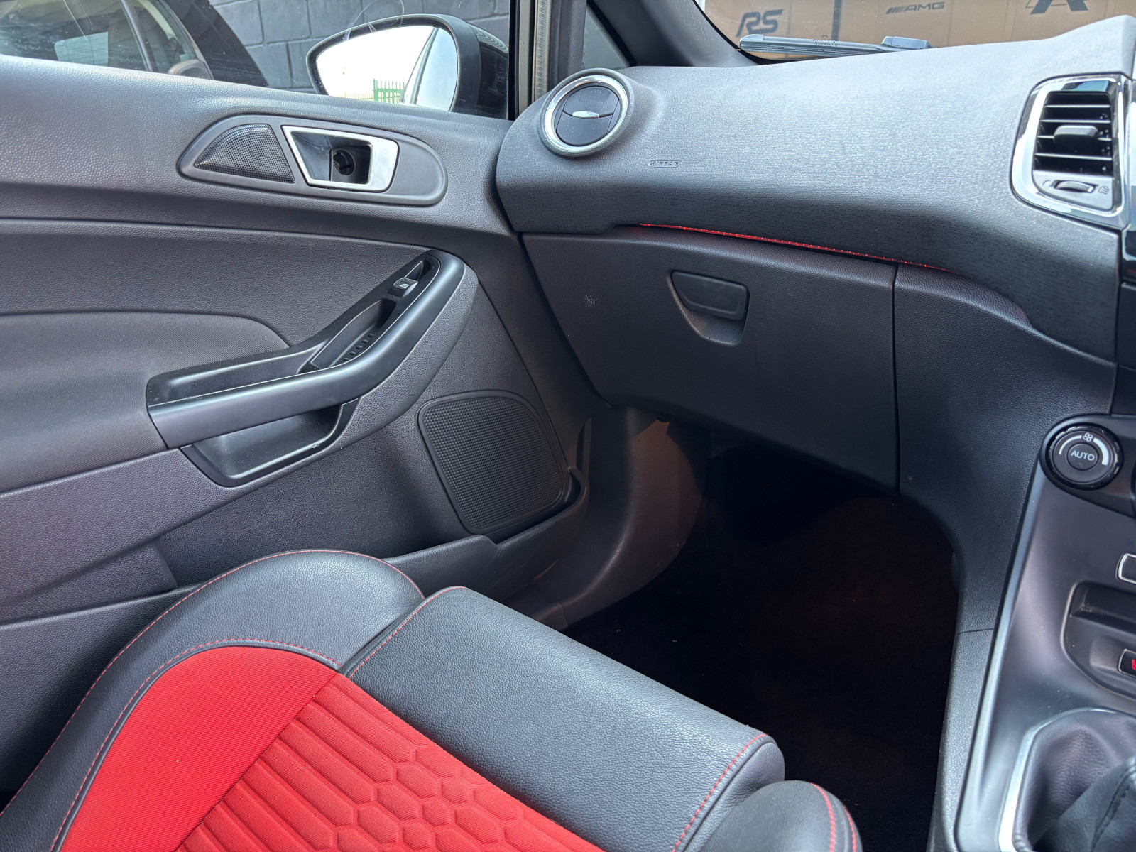 
                                                Voiture
                                                 Ford Fiesta ST-3