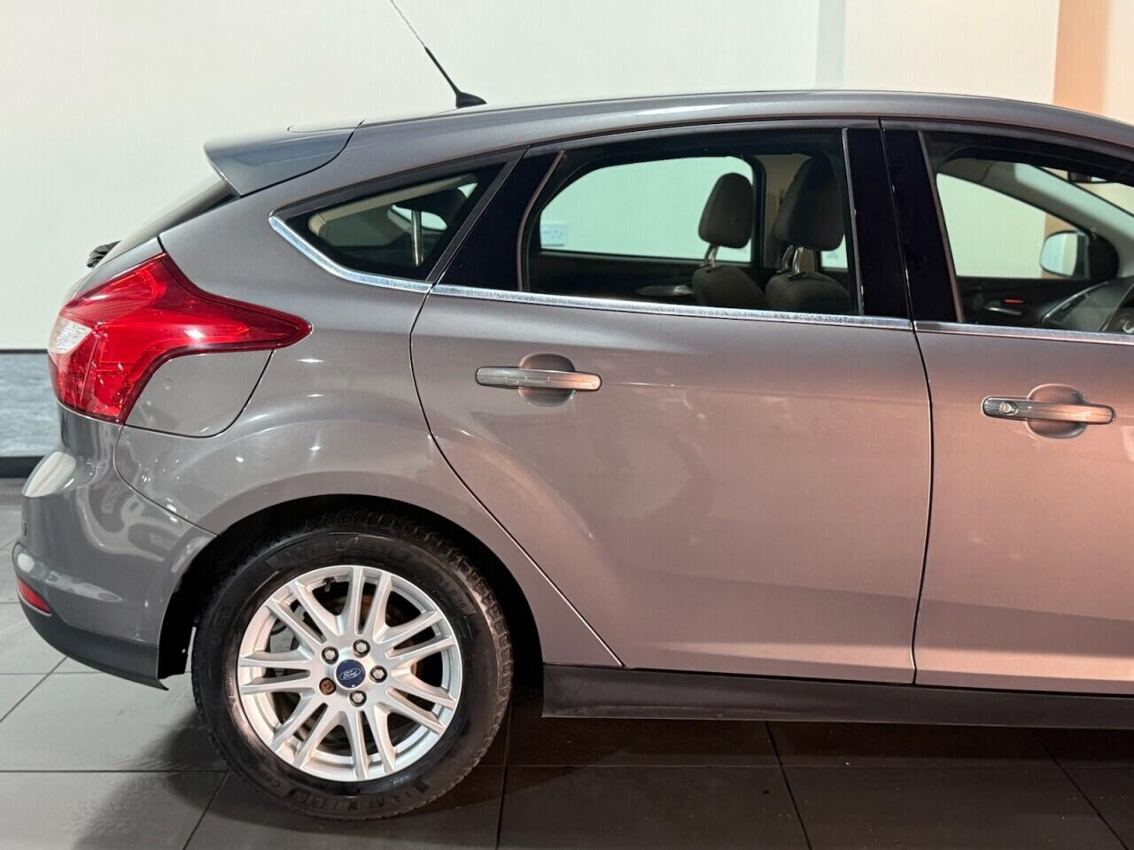Voiture
                                                 Ford Focus 1.6 Titanium Hatchback 5dr Petrol Powershift Euro 5 (125 ps)