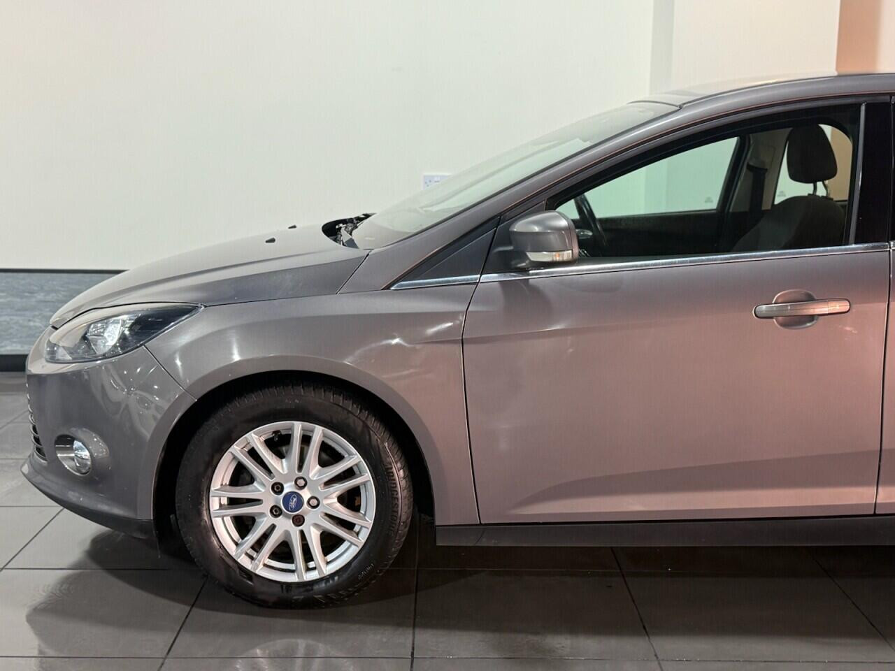 Voiture
                                                 Ford Focus 1.6 Titanium Hatchback 5dr Petrol Powershift Euro 5 (125 ps)
