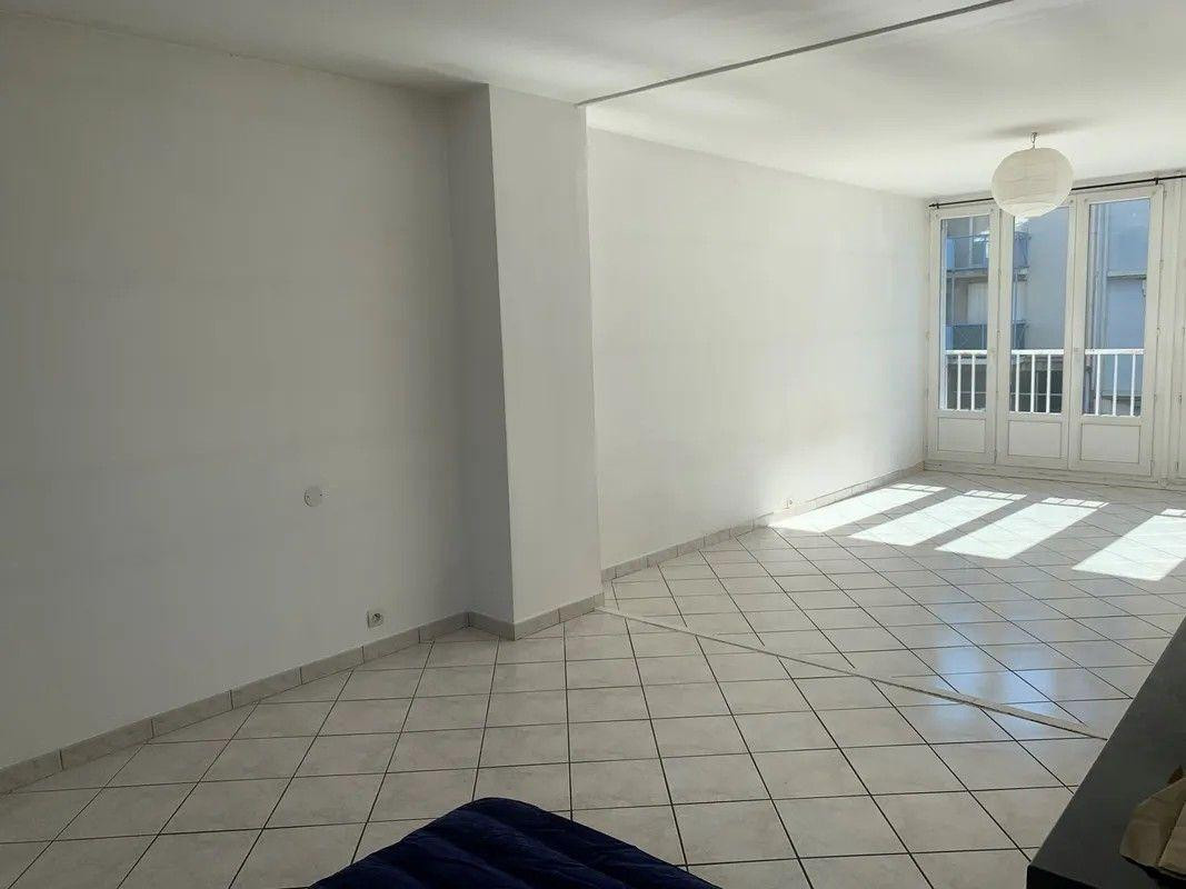 
                                                Location
                                                 Gand F3 70m² centre ville Grenoble