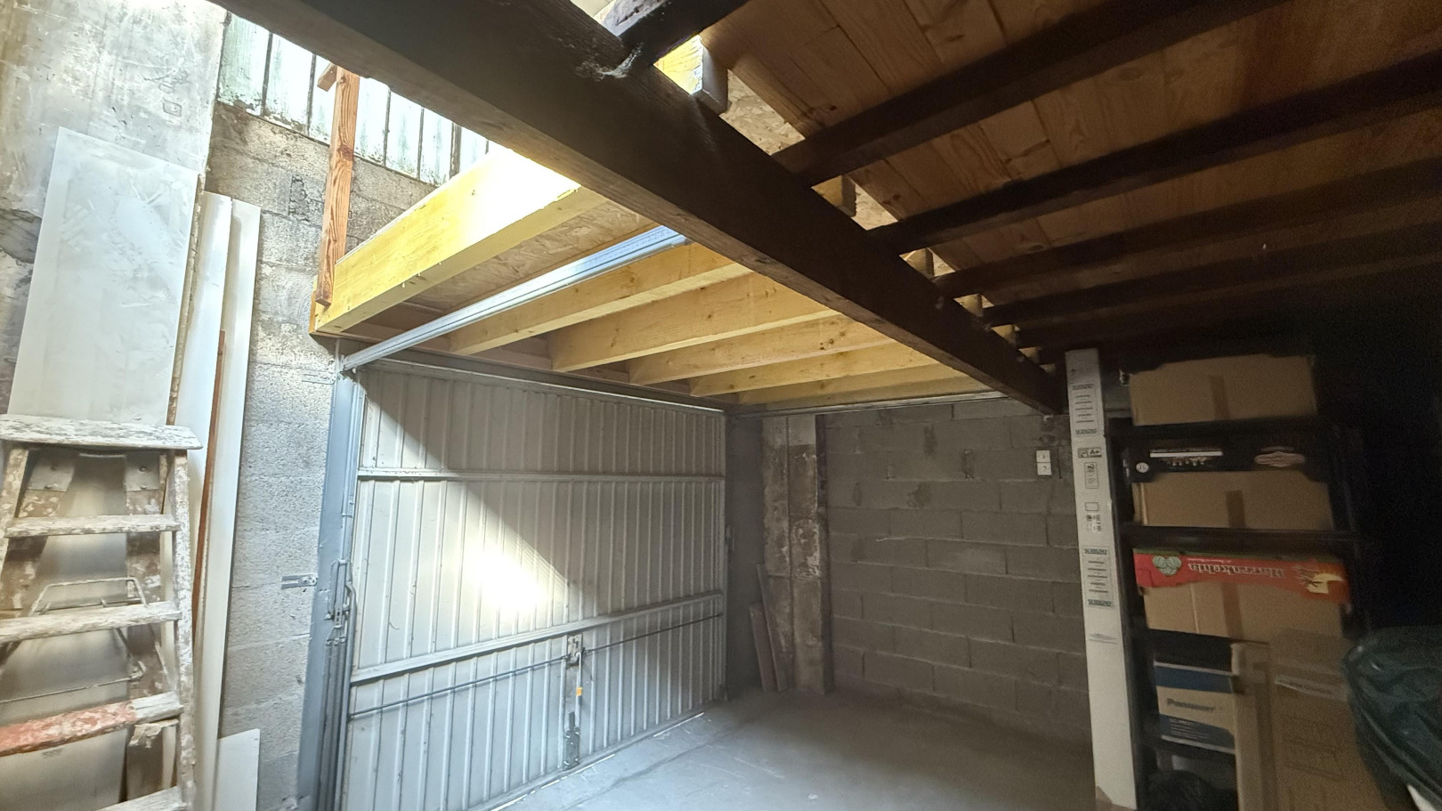 
                                                Vente
                                                 Garage avec espace stockage en mezzanine