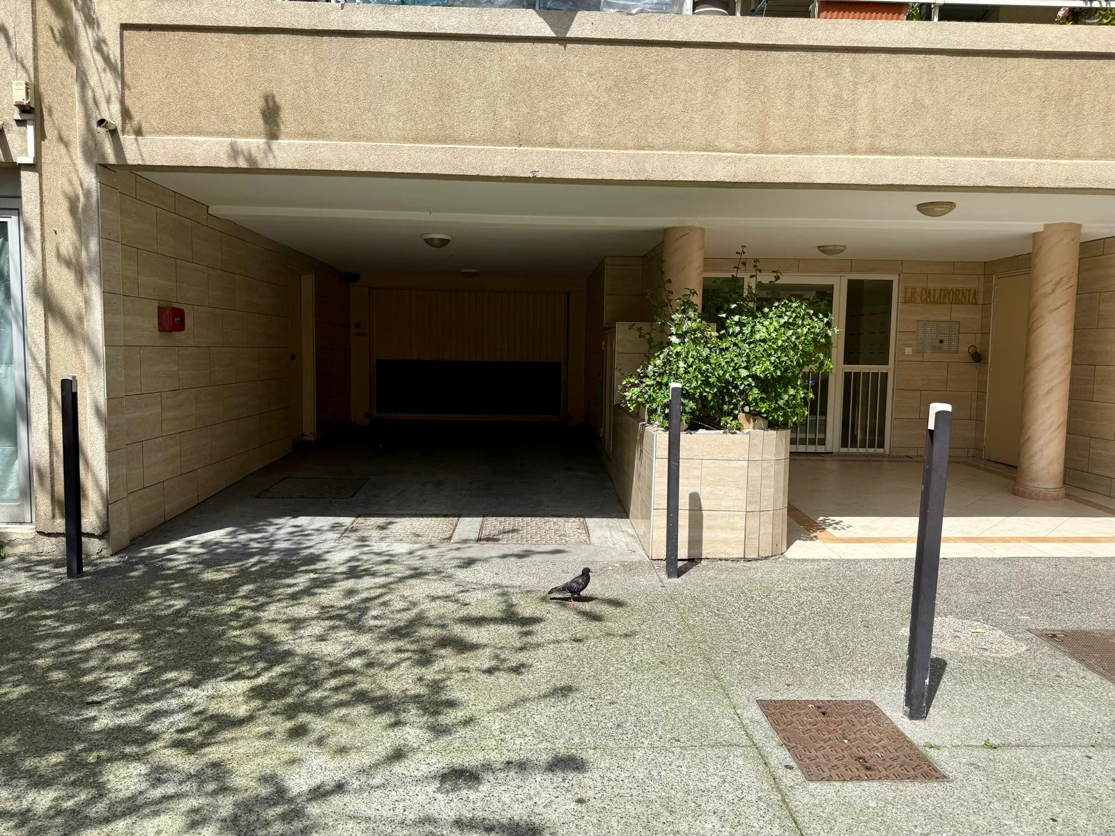 
                                                Vente
                                                 Garage fermé à vendre – Immeuble Le California, Nice (proche Hôpital Lenval)