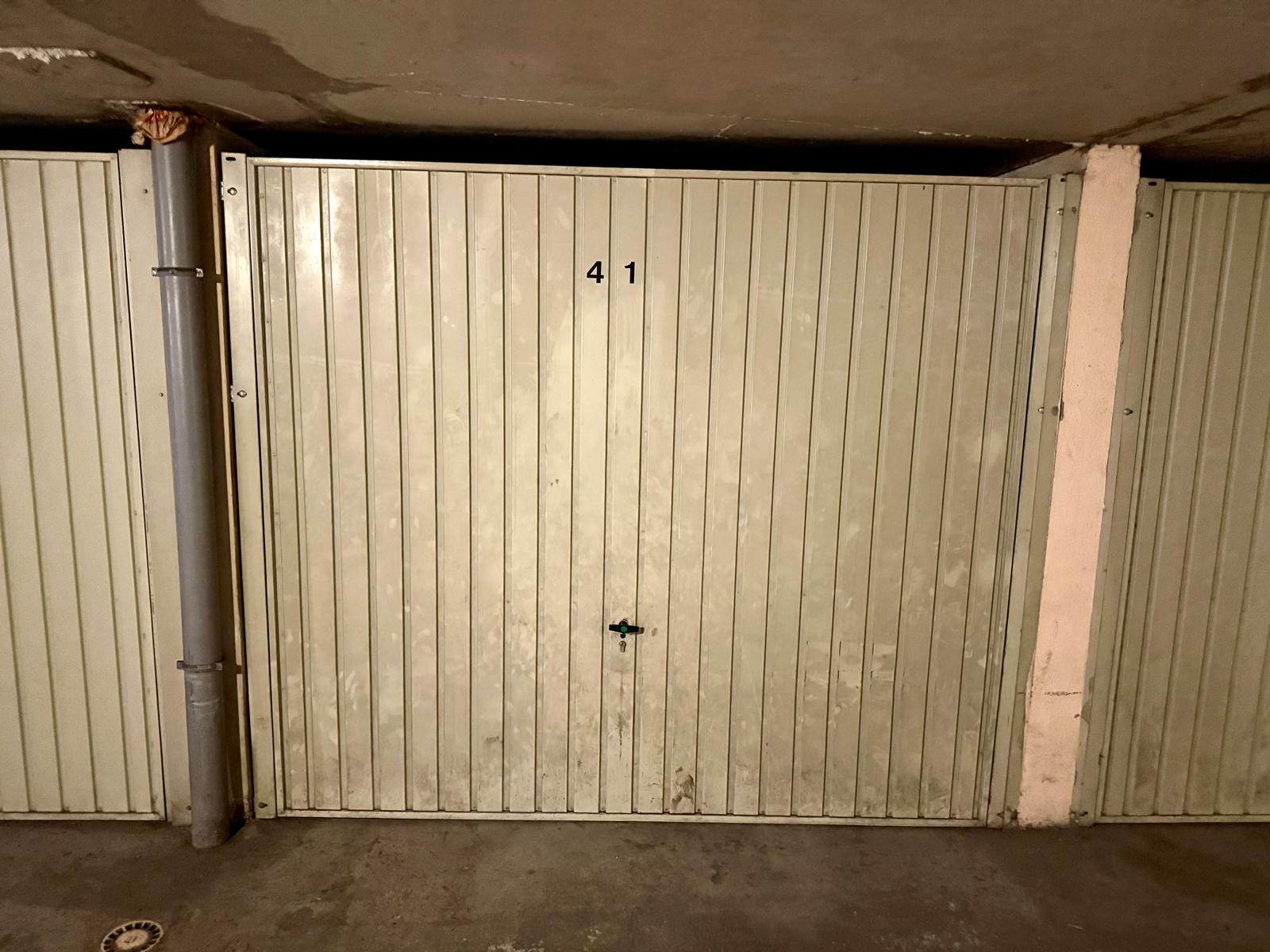 
                                                Vente
                                                 Garage fermé à vendre – Immeuble Le California, Nice (proche Hôpital Lenval)