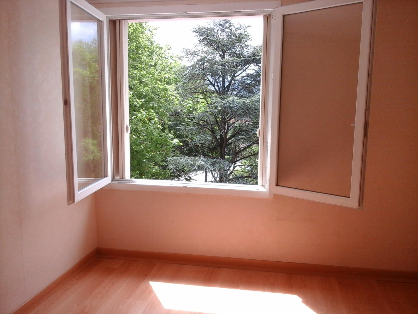 
                                                Location
                                                 Gd F3 traversant et très lumineux