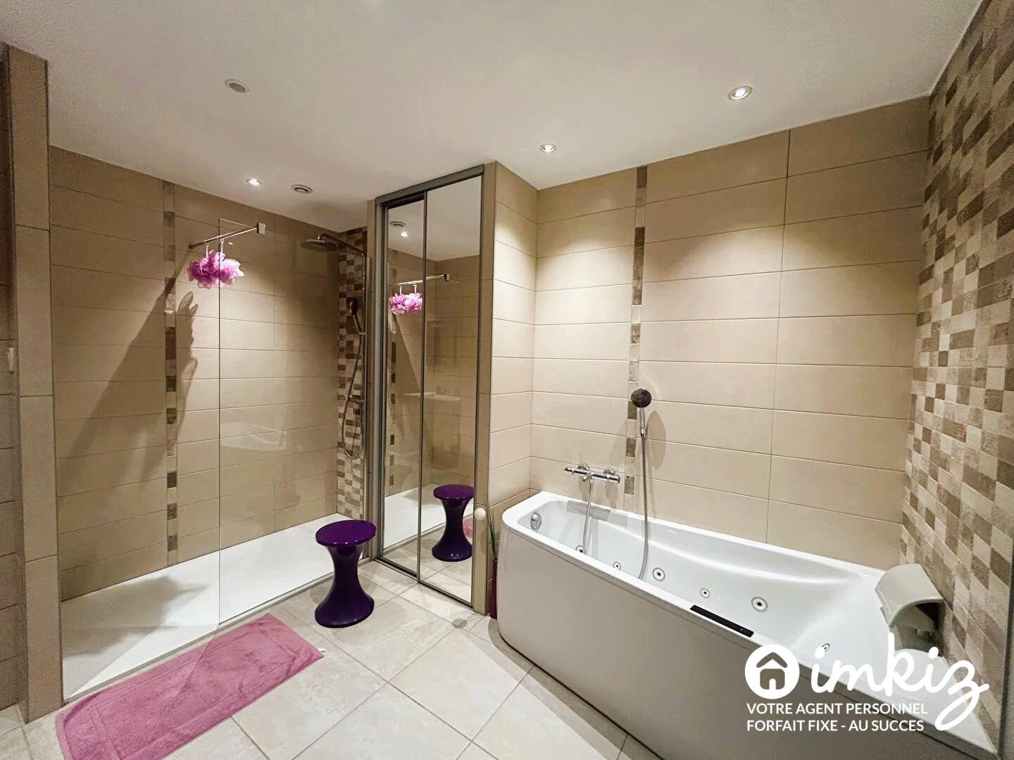 
                                                Vente
                                                 gd séjour, 4 chambres,sdb avec balnéo, cuisine neu