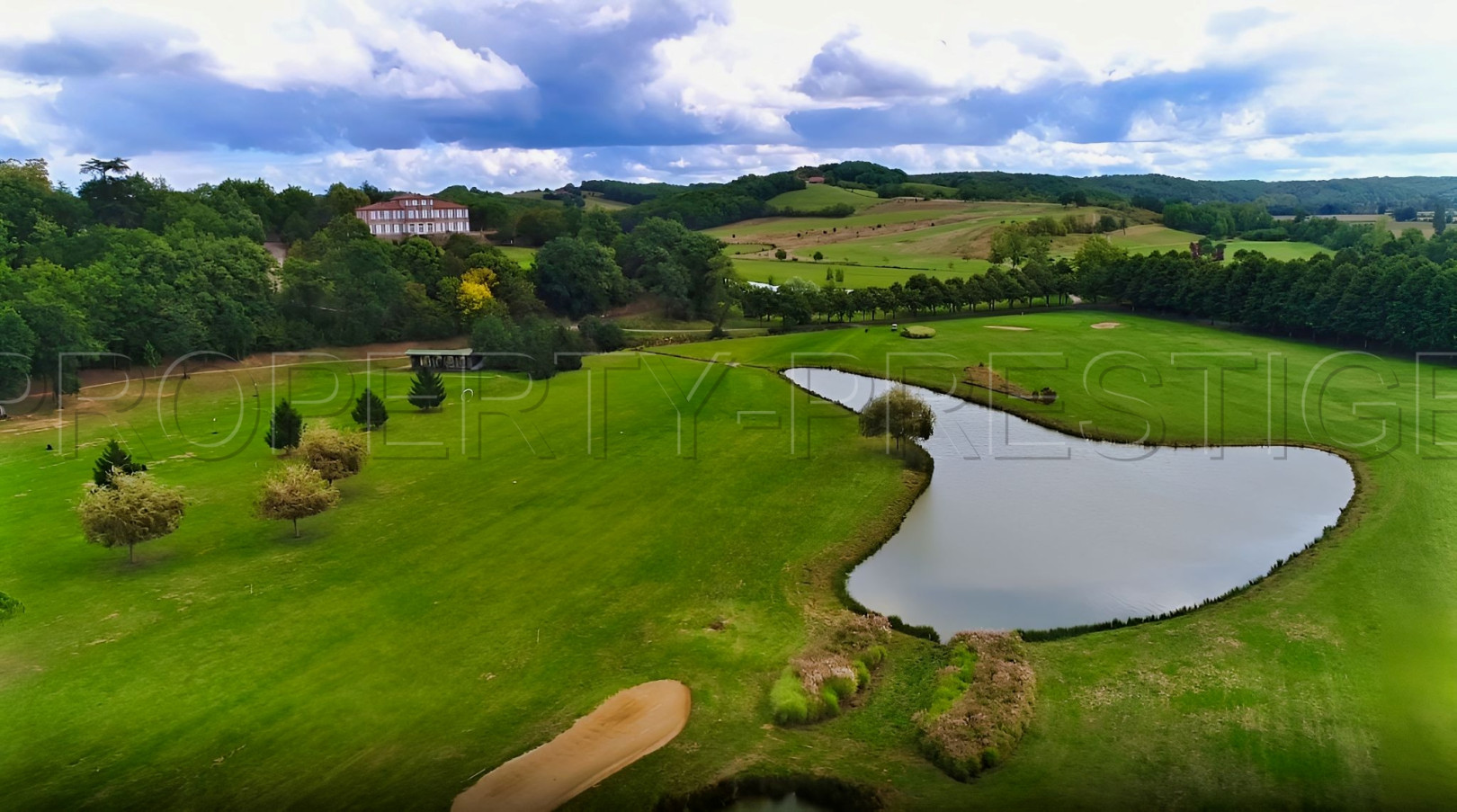 
                                                Vente
                                                 GERS CHATEAU XVIIIème 70 HA LAC 19 HA