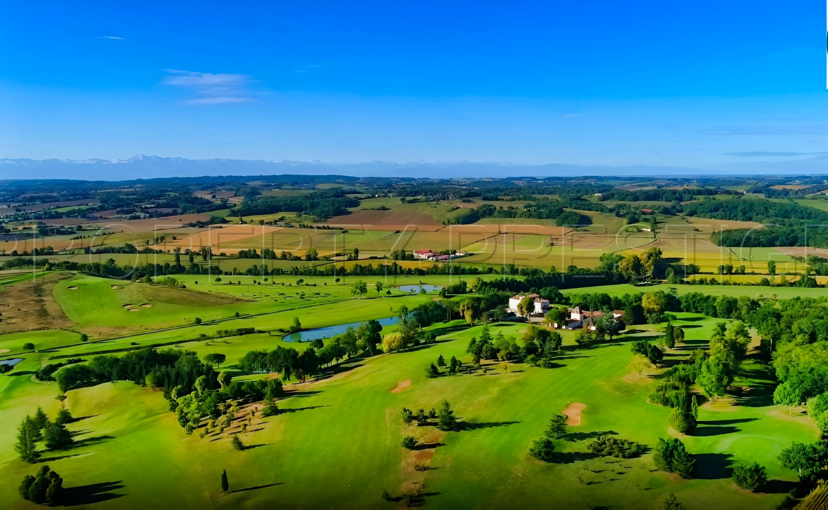 
                                                Vente
                                                 GERS CHATEAU XVIIIème 70 HA LAC 19 HA