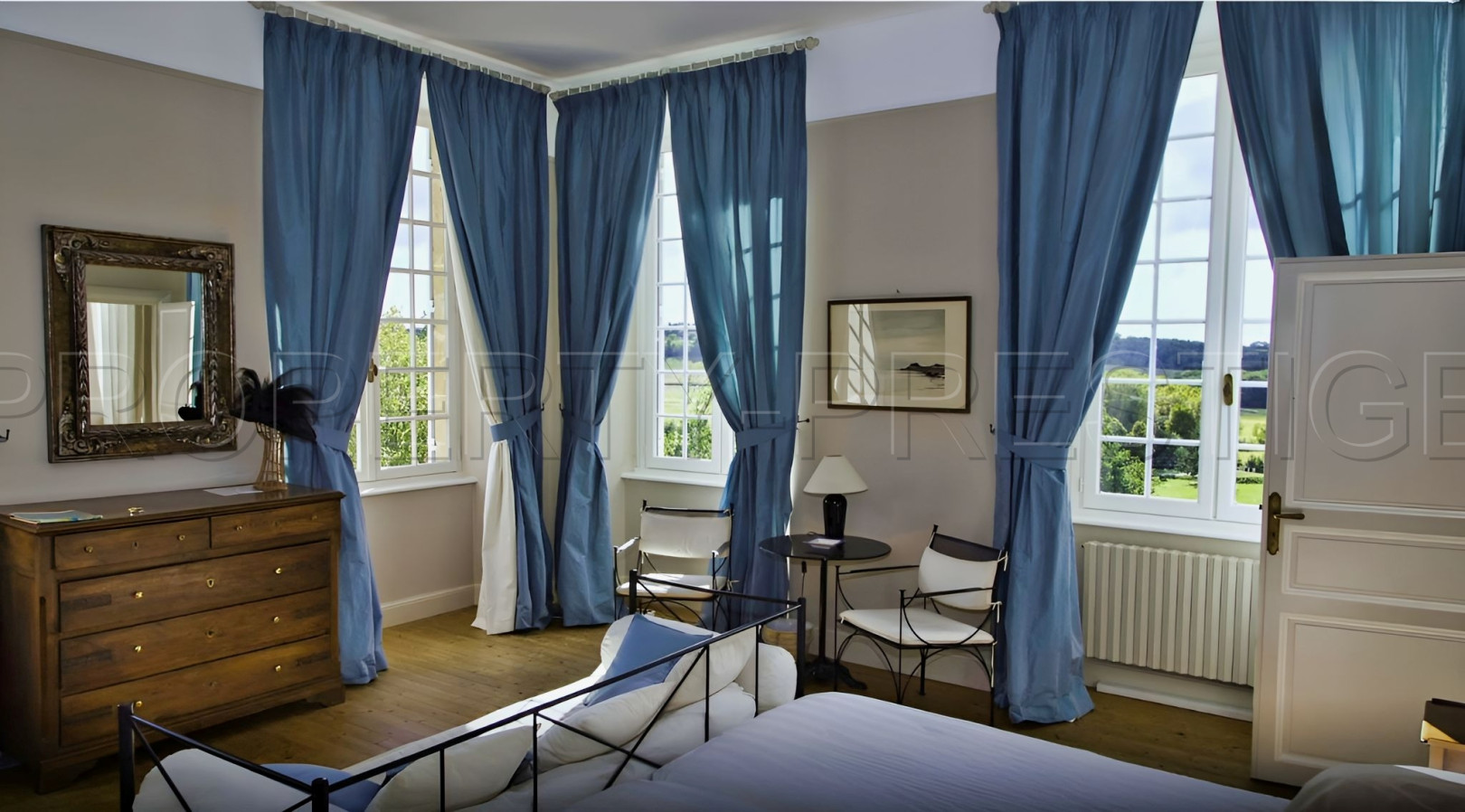 
                                                Vente
                                                 GERS CHATEAU XVIIIème 70 HA LAC 19 HA