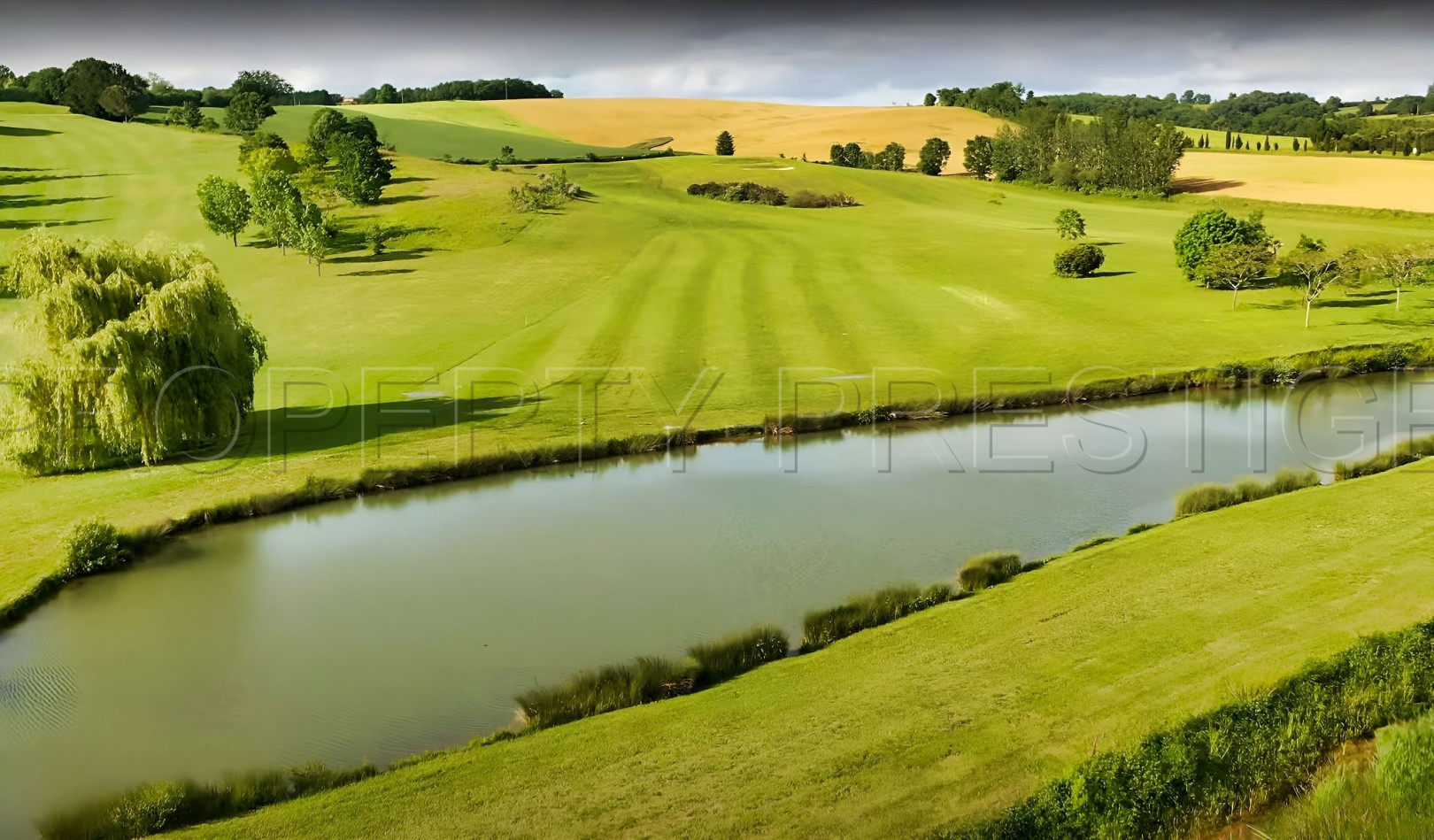 
                                                Vente
                                                 GERS CHATEAU XVIIIème 70 HA LAC 2 HA
