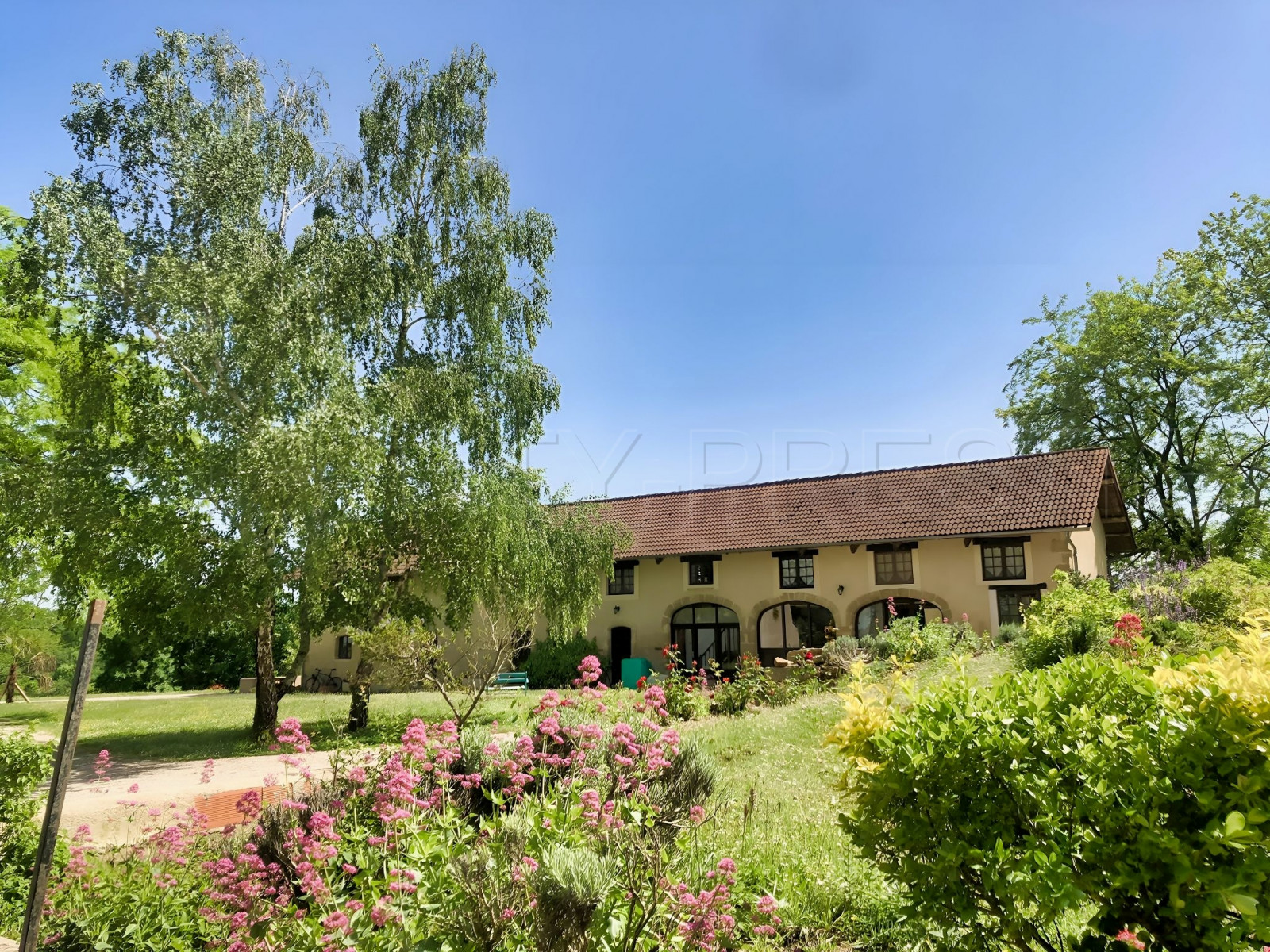 
                                                Vente
                                                 GERS DOMAINE XVIIIème GITES 1,8HA