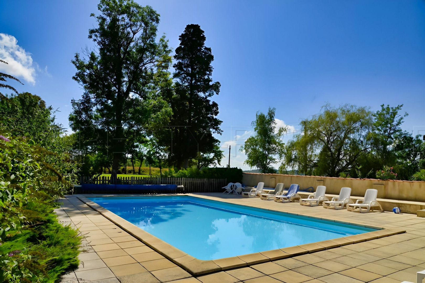 
                                                Vente
                                                 GERS DOMAINE XVIIIème GITES 1,8HA