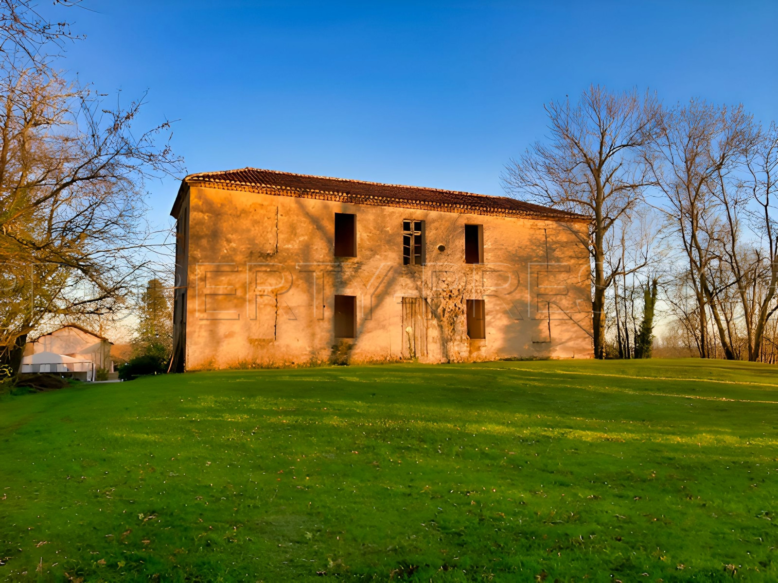 
                                                Vente
                                                 GERS DOMAINE XVIIIème GITES 1,8HA