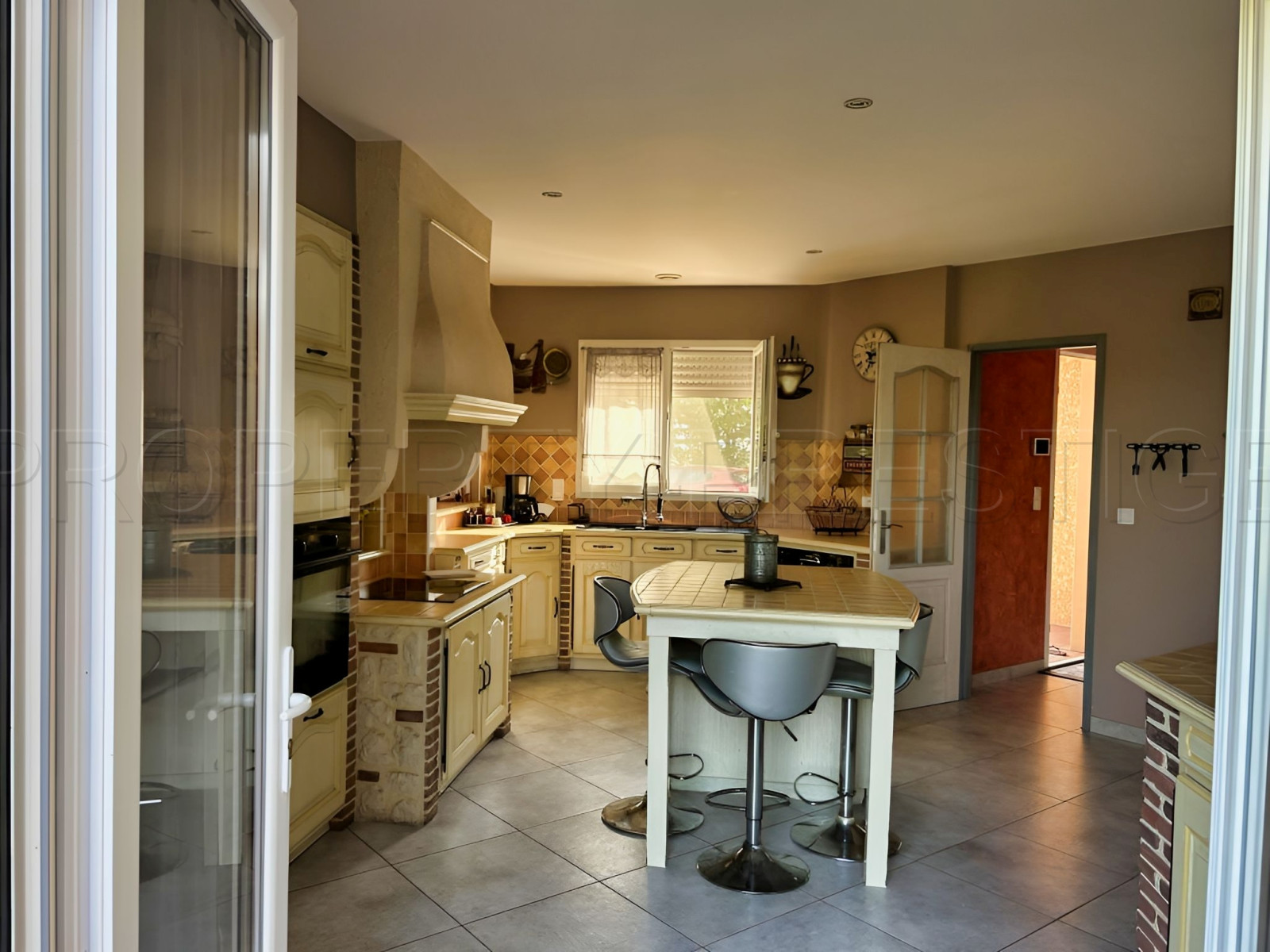 
                                                Vente
                                                 GERS PROPRIETE DE CHARME AVEC PISCINE SUR 8 800 M²