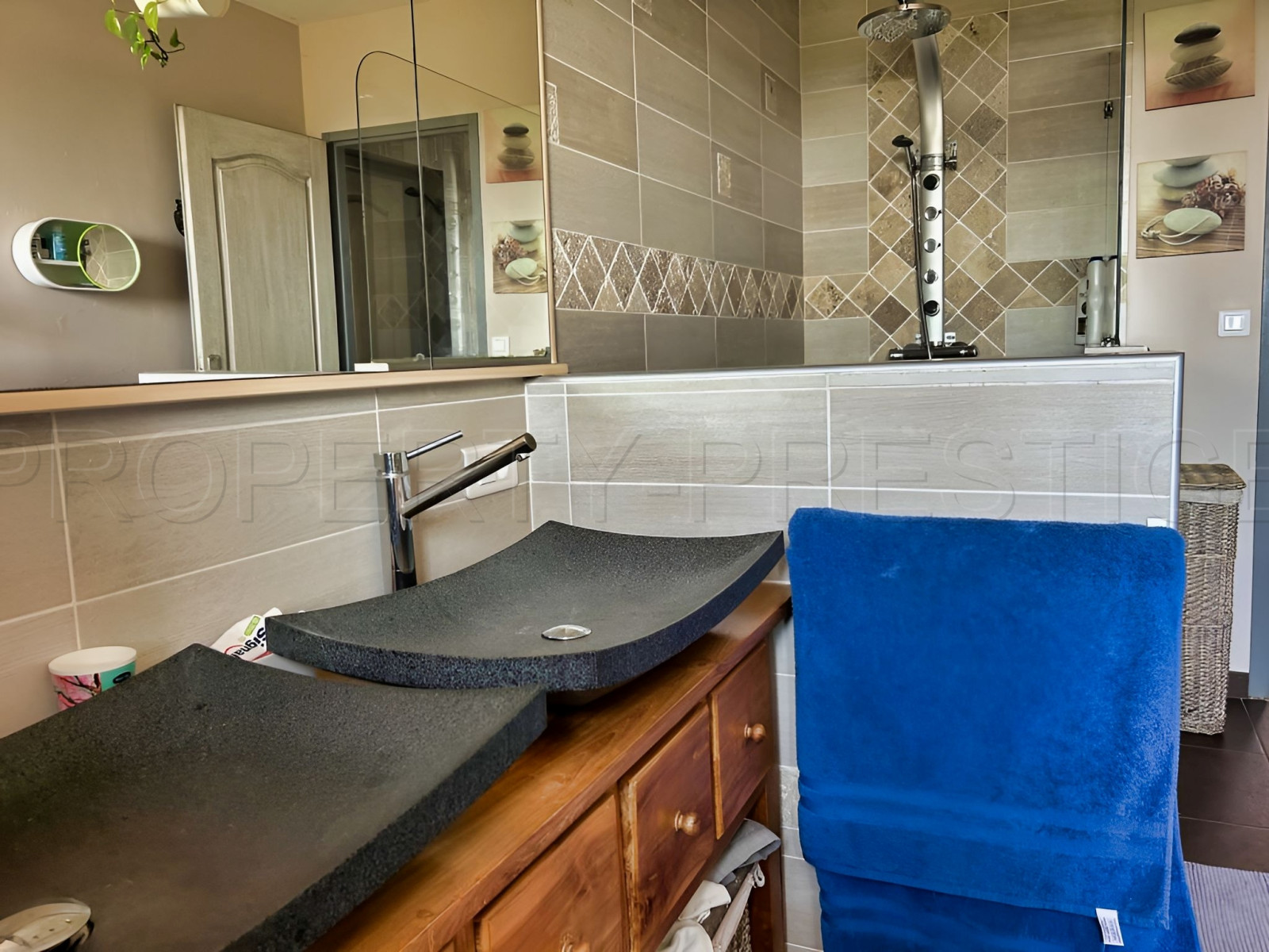 
                                                Vente
                                                 GERS PROPRIETE DE CHARME AVEC PISCINE SUR 8 800 M²