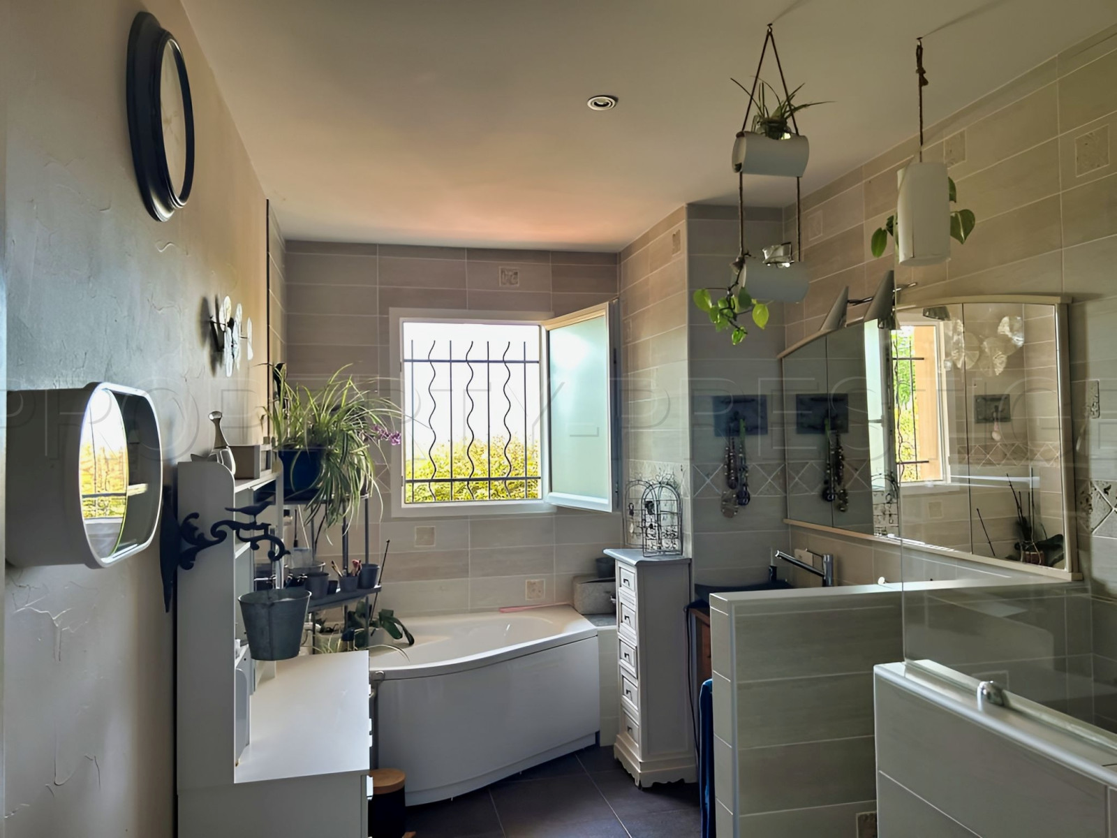 
                                                Vente
                                                 GERS PROPRIETE DE CHARME AVEC PISCINE SUR 8 800 M²