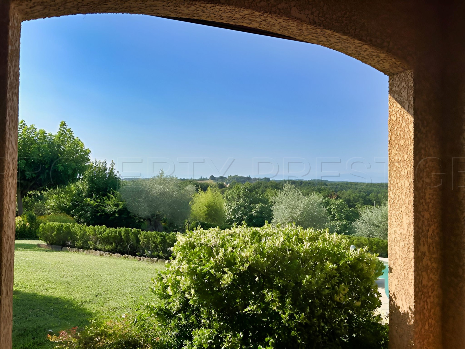 
                                                Vente
                                                 GERS PROPRIETE DE CHARME AVEC PISCINE SUR 8 800 M²
