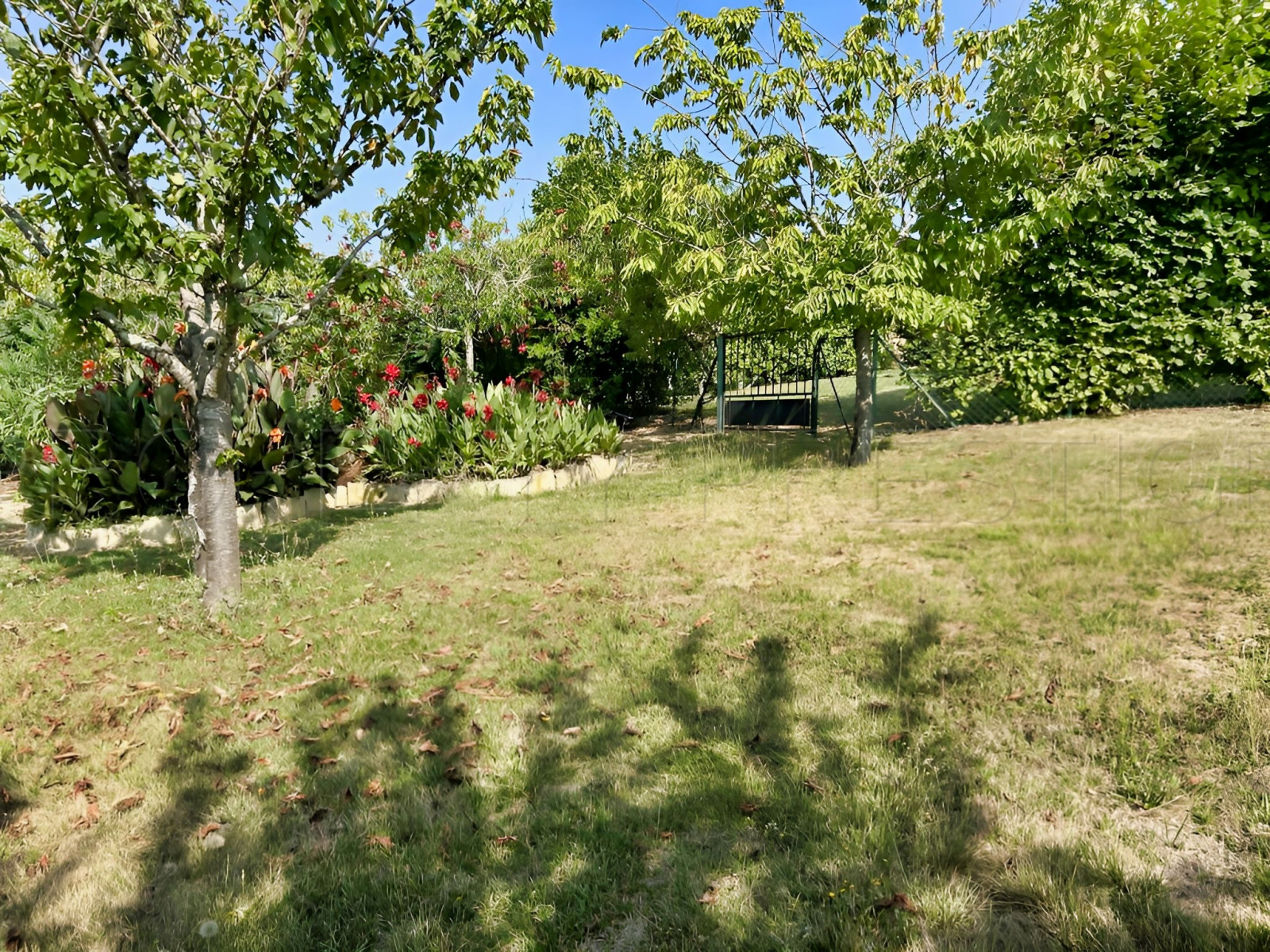 
                                                Vente
                                                 GERS PROPRIETE DE CHARME AVEC PISCINE SUR 8 800 M²