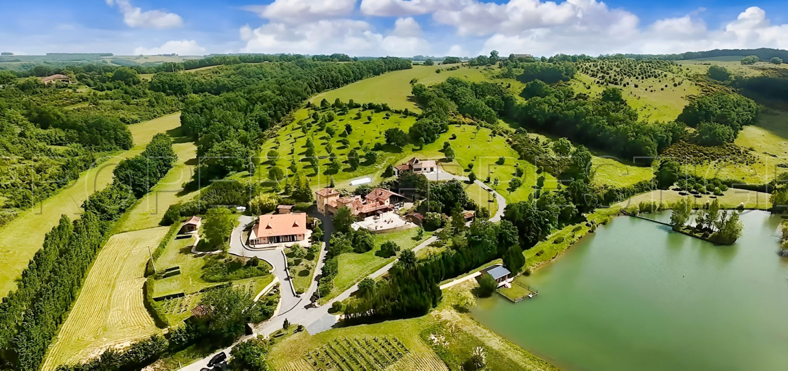 
                                                Vente
                                                 GERS PROPRIETE PRESTIGIEUSE 35 HA LAC