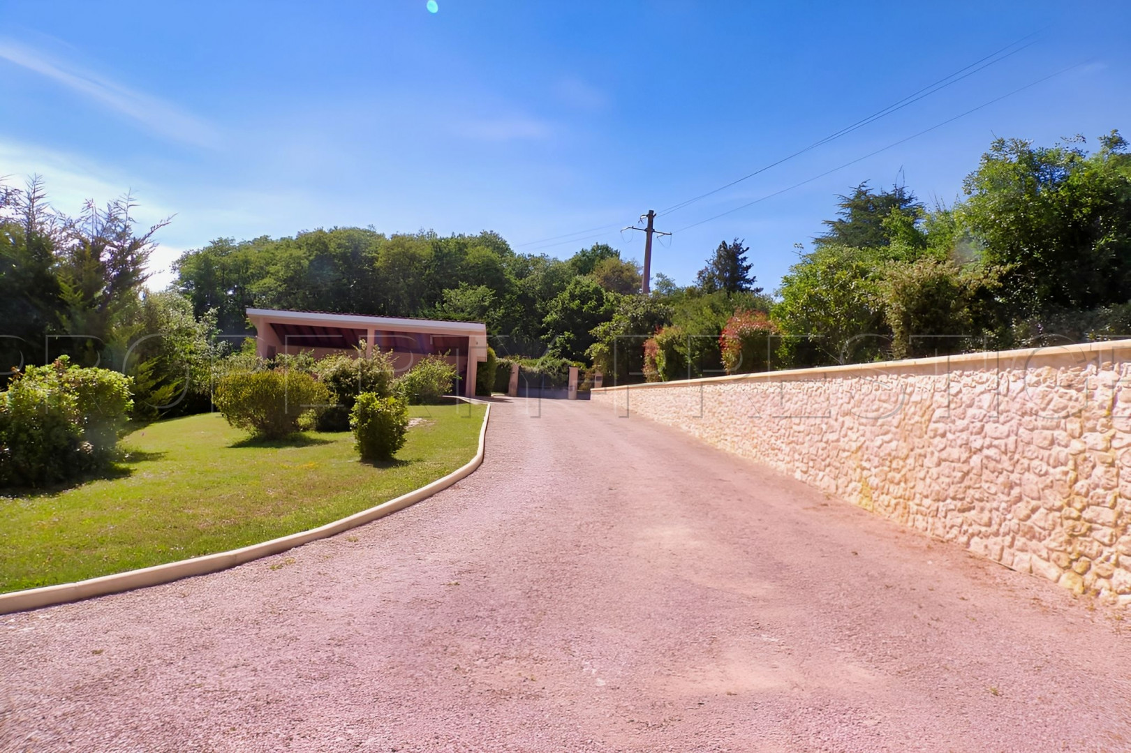 
                                                Vente
                                                 GERS VILLA CONTEMPORAINE 1,7 HA VUE DOMINANTE