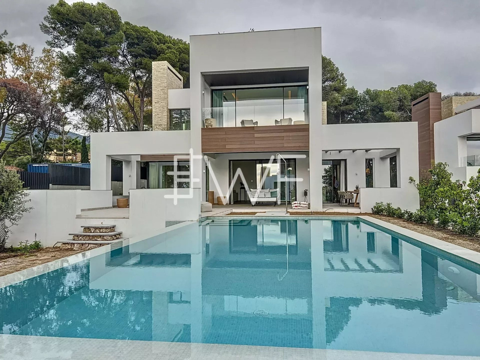 
                                                Vente
                                                 Golden Mile : Villa de luxe avec vue mer emplacement premium.