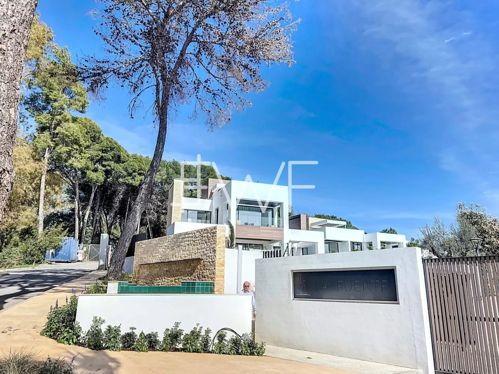 
                                                Vente
                                                 Golden Mile : Villa de luxe avec vue mer emplacement premium.