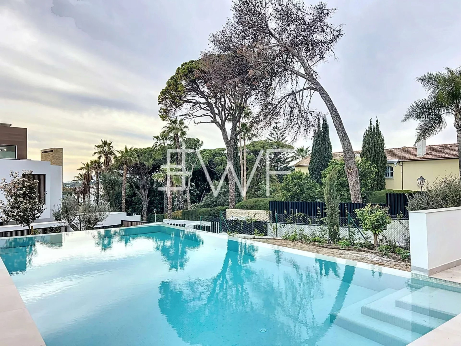 
                                                Vente
                                                 Golden Mile : Villa de luxe avec vue mer emplacement premium.