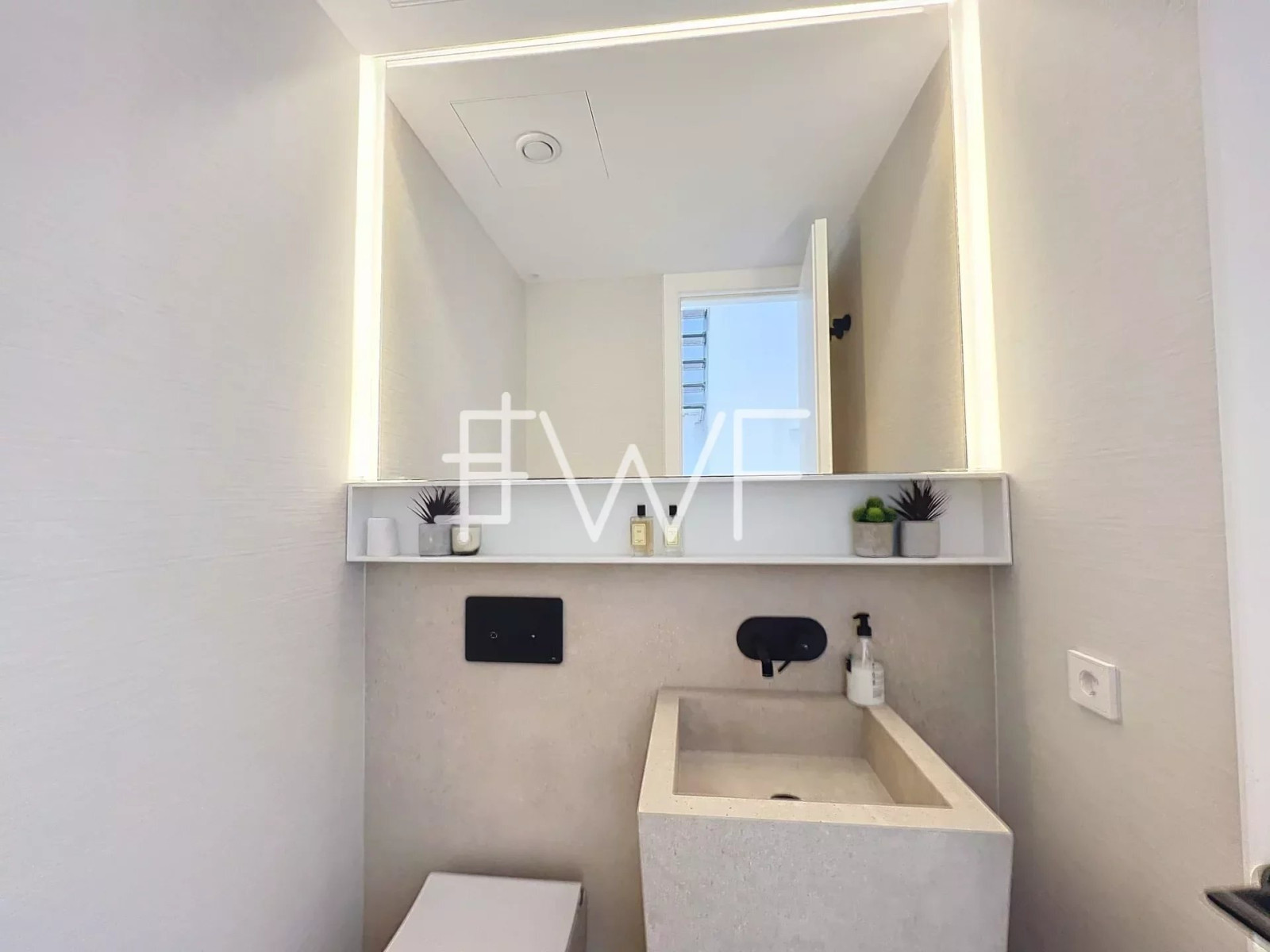 
                                                Vente
                                                 Golden Mile : Villa de luxe avec vue mer emplacement premium.
