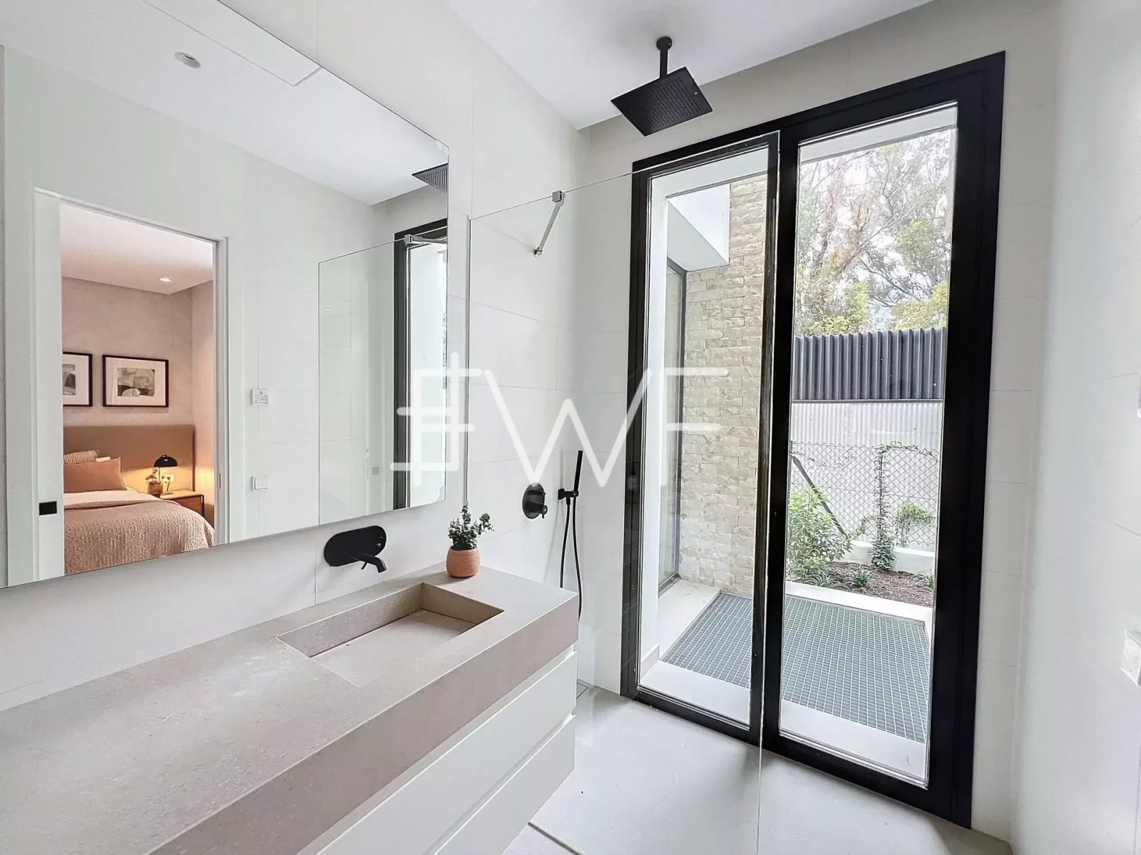
                                                Vente
                                                 Golden Mile : Villa de luxe avec vue mer emplacement premium.