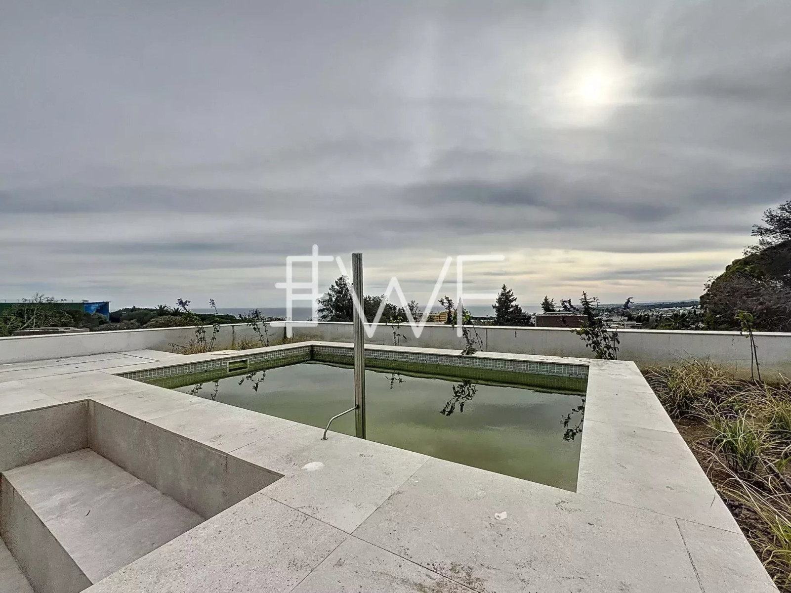 
                                                Vente
                                                 Golden Mile : Villa de luxe avec vue mer emplacement premium.