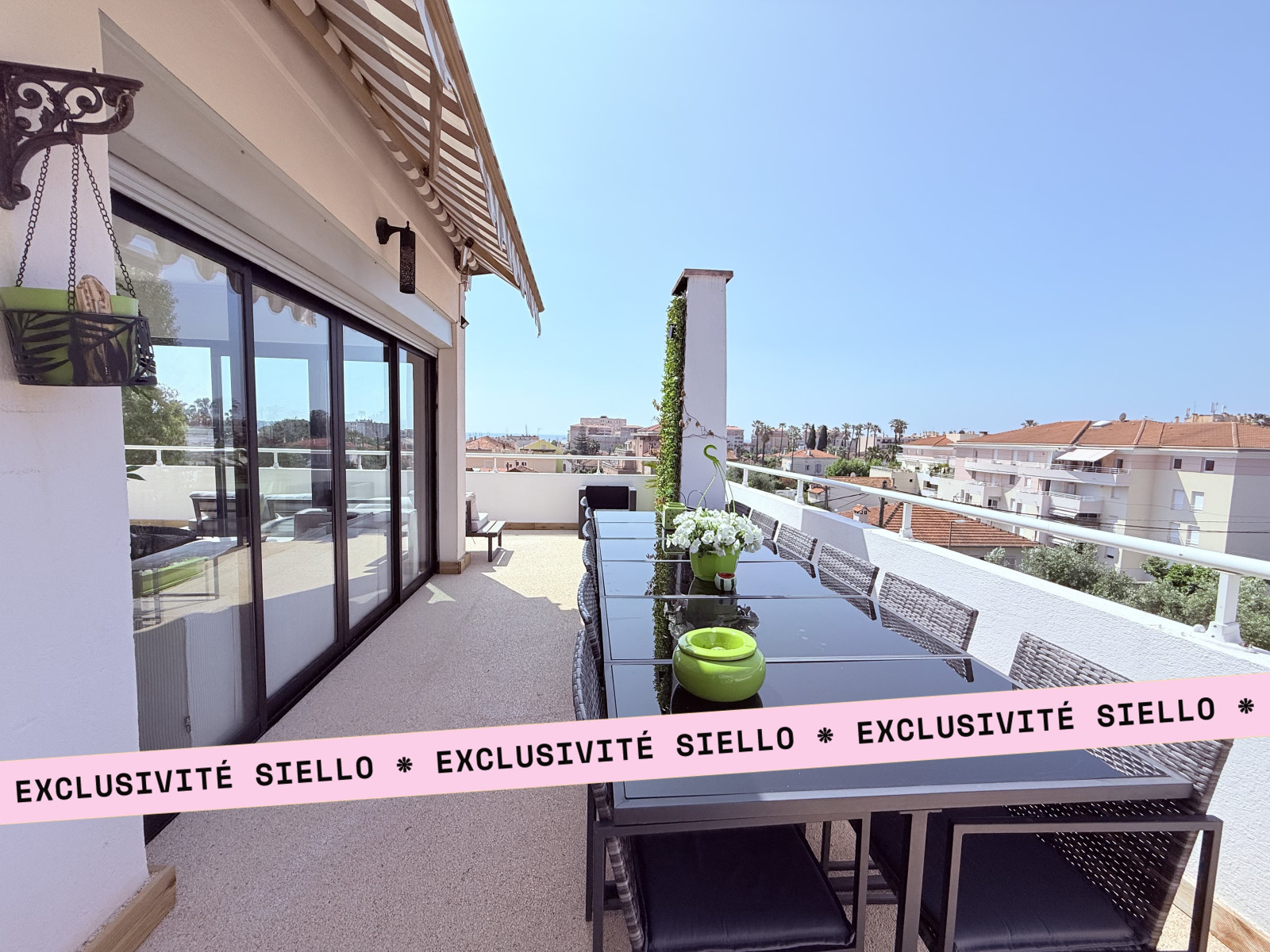 
                                                Vente
                                                 Golfe-Juan - 5min à pied du port, des restaurants et de la gare - Toit Terrasse 3 pièce(s) 89m2 en duplex - Vue Panoramique