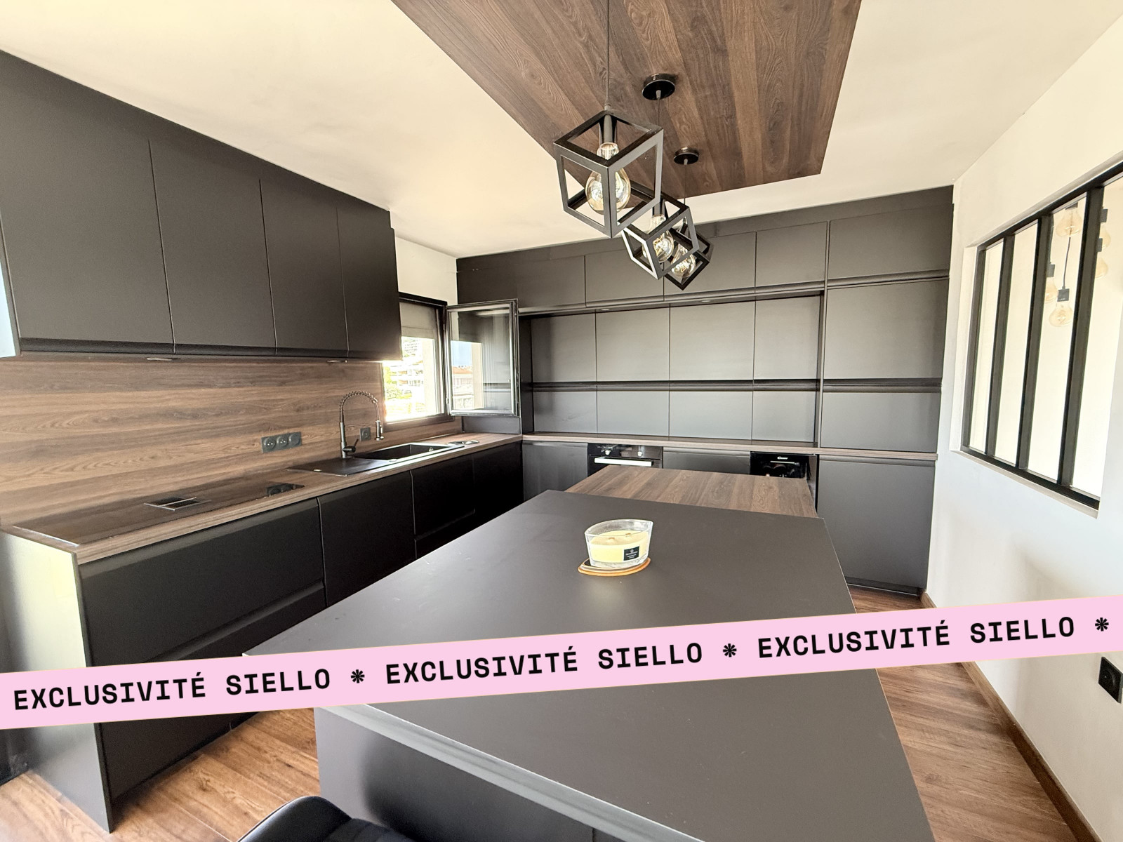 
                                                Vente
                                                 Golfe-Juan - 5min à pied du port, des restaurants et de la gare - Toit Terrasse 3 pièce(s) 89m2 en duplex - Vue Panoramique