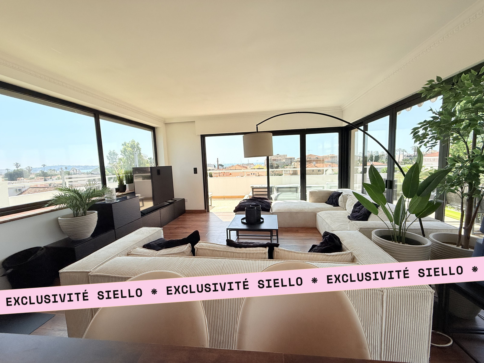 
                                                Vente
                                                 Golfe-Juan - 5min à pied du port, des restaurants et de la gare - Toit Terrasse 3 pièce(s) 89m2 en duplex - Vue Panoramique