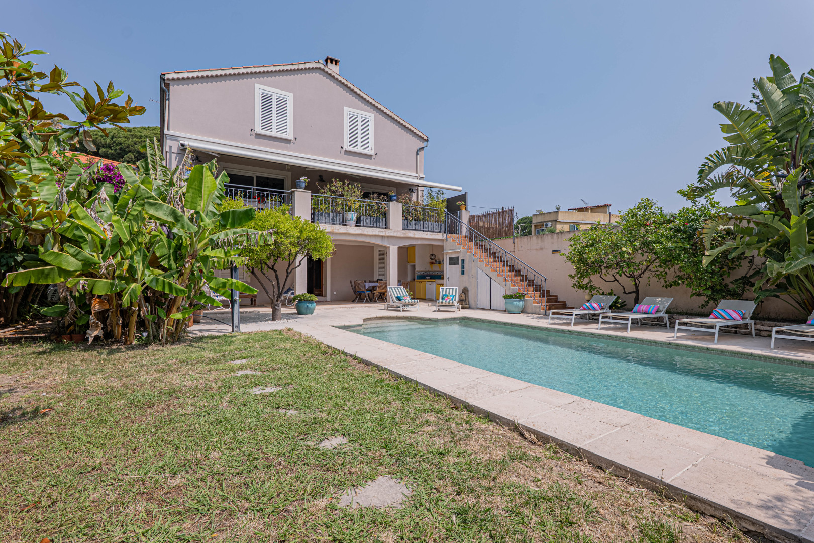 
                                                Vente
                                                 Golfe-Juan – Maison familiale avec piscine & dépendance
